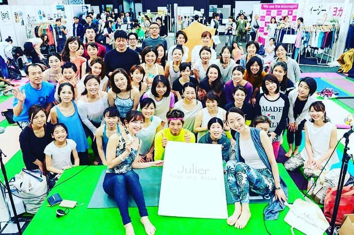 西畑亜美さんのインスタグラム写真 - (西畑亜美Instagram)「@yogajapan.jp . @b_connect.exhibition . ◆◇YOGA EXHIBITION 2019 in 六本木◇◆ @_julier_ _  present フリーレッスン担当させて頂きました˚✧₊ 沢山の方々にご参加頂けて☺️ また沢山の方々に周りで見守って頂けて😂 なんとも言えない緊張感と幸せ気持ちでいっぱいになりました。 ご参加頂いた方々、本当に有難うございました🙏 〜強くしなやかな軸を目指して〜 軸を持ち自分自身が強くなり、そして周りの人達に笑顔を届けられるような女性を目指します💪✨ ・ 今回機会を与えてくれた  @_julier_  アンバサダーをさせて頂いている @aroma.holic  2ブランドからギフティングがありました♡ 有難うございました&そして皆様には沢山使って頂けたら嬉しいです🌿  集合写真を撮影してくれた✨ @yasuchin190 ありがとうございました！ . #ヨガジャパン #ヨガジャパン2019 #ジュリエ #julier #アンバサダー  #ヨガエンターテイメント #yogaexhibition #yogaexhibition2019 #ヨガイベント #ヨガアパレル #ウェルネス #軸# #フリークラス #ヨガインストラクター #ヨガティーチャー #ヨガ講師 #ベルサール六本木 #六本木 #ヨガイベント #yogajapan #yogajapan2019 #yogainstructor #yogateacher #yogaevent #aromaholic#西畑亜美#六本木#ありがとうございました」3月18日 23時34分 - amii0106