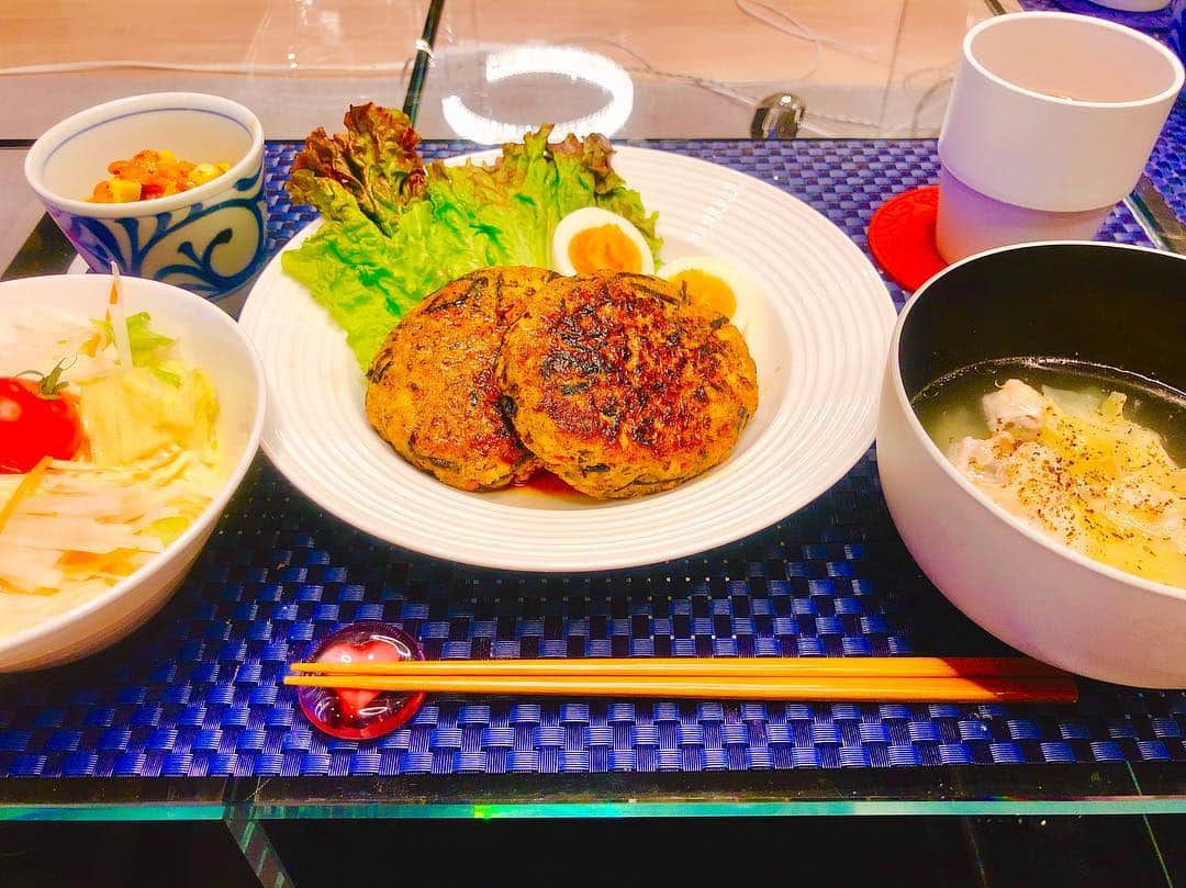 岡田栞奈のインスタグラム：「今日の晩御飯🍚💓 -------------------- メニューは ・豆腐とひじきのハンバーグ ・びっくりドンキー風サラダ ・手羽元の塩にんにくスープ ・キムチ納豆のアボカド和え ---------------------- ・ タンパク質たっぷりな献立を 意識して💪💪💪✨ #かんなごはん #晩御飯 #主婦 #料理 #自炊 #自炊女子 #タンパク質 #豆腐ハンバーグ」