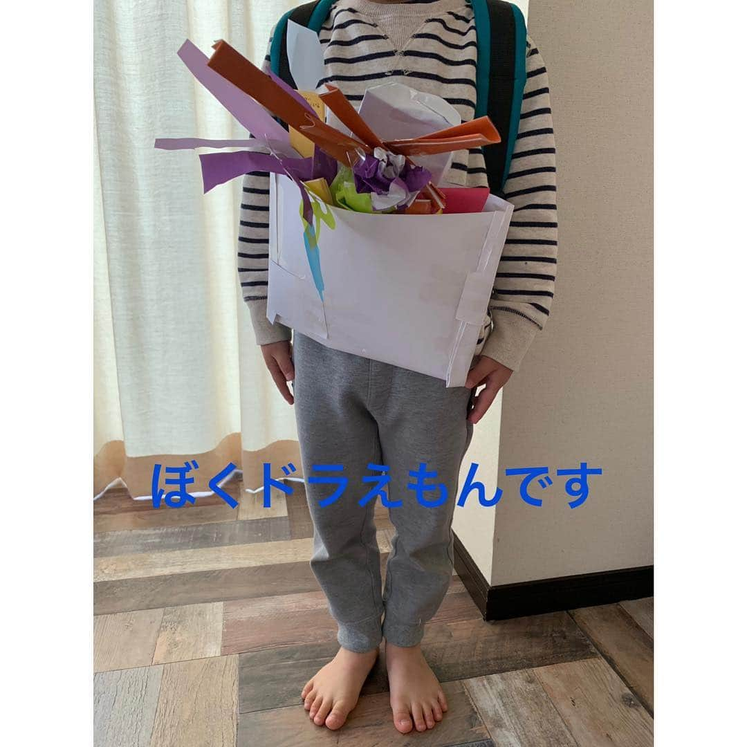 空木マイカさんのインスタグラム写真 - (空木マイカInstagram)「兄がドラえもんの道具作りにハマり、昨日は寝るまで作って、起きたらまたすぐ作って。そんな訳でポケットから道具が溢れています。 ・ 途中から自分の考えた道具も混じってきて、創作意欲はMAX👏ドラえもんすごいな😳✨✨ ・ 今朝は道具に溢れたポケットをお腹につけて保育園に行きました（笑） #お兄ちゃん作品集  #子どものいる暮らし  #5歳 #3歳」3月19日 10時26分 - maika_utsugi