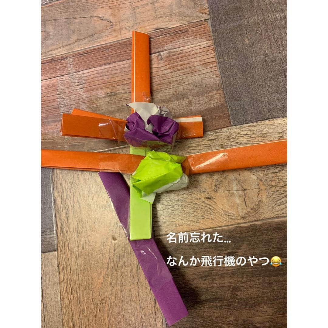 空木マイカさんのインスタグラム写真 - (空木マイカInstagram)「兄がドラえもんの道具作りにハマり、昨日は寝るまで作って、起きたらまたすぐ作って。そんな訳でポケットから道具が溢れています。 ・ 途中から自分の考えた道具も混じってきて、創作意欲はMAX👏ドラえもんすごいな😳✨✨ ・ 今朝は道具に溢れたポケットをお腹につけて保育園に行きました（笑） #お兄ちゃん作品集  #子どものいる暮らし  #5歳 #3歳」3月19日 10時26分 - maika_utsugi