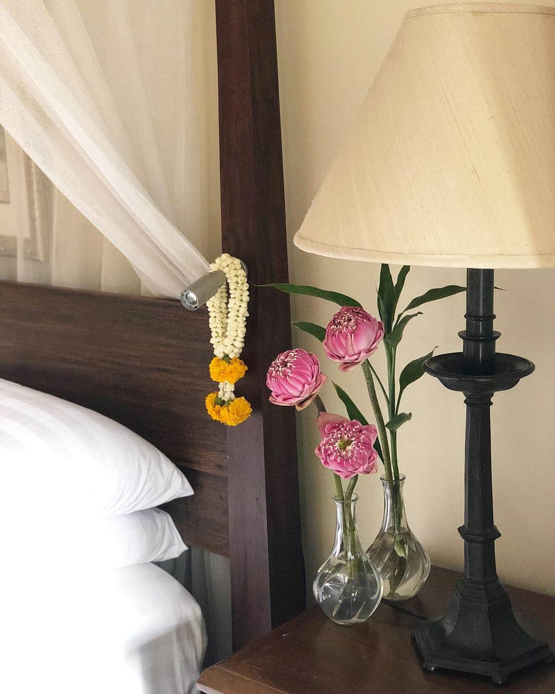 桐島かれんさんのインスタグラム写真 - (桐島かれんInstagram)「きのう、花市場で買った蓮の花とジャスミンとマリーゴールドの花輪は、ベッドサイドに飾りました。ロータスは三本で15バーツ(53円)、花輪は20バーツ(70円)でした。 #ロータス #蓮の花 #バンコク#Bangkok」3月19日 10時30分 - houseoflotuskaren