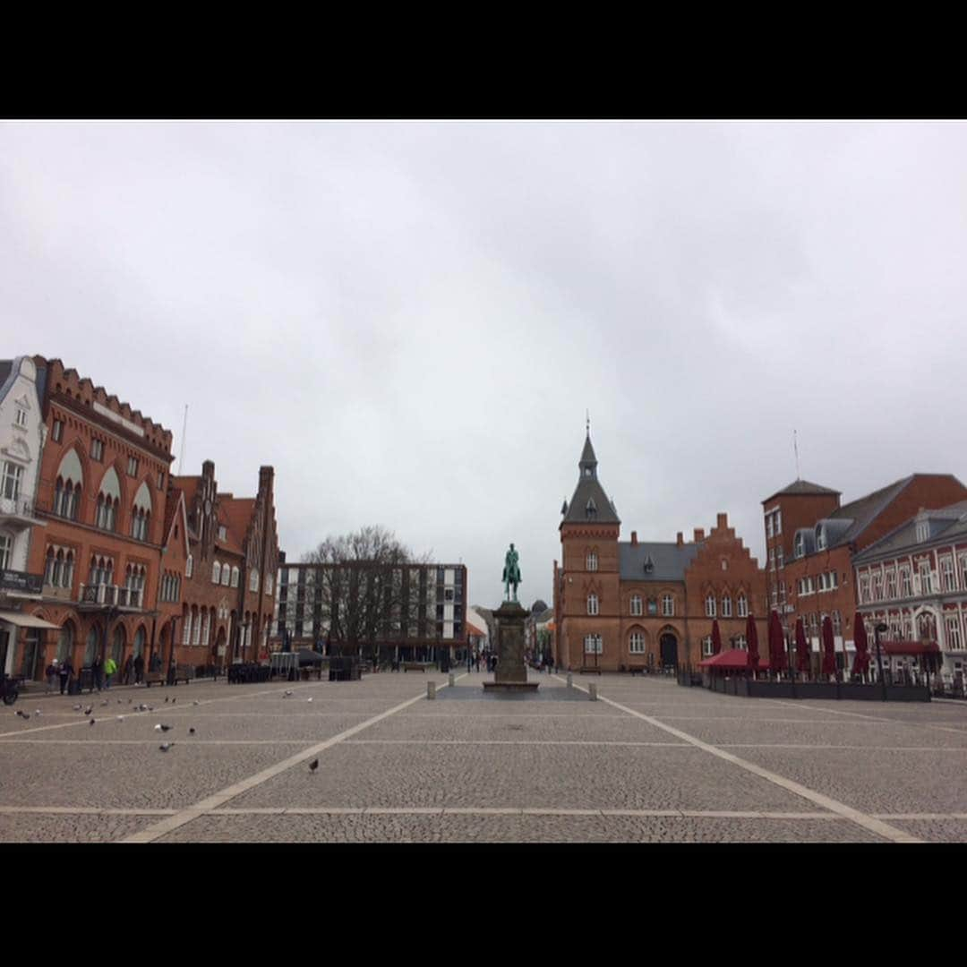 福間洸太朗さんのインスタグラム写真 - (福間洸太朗Instagram)「Souvenirs from #Esbjerg 🇩🇰 . . 1. “Mennesket ved Havet (Man meets sea)” monument (海からの強風のお陰で少しだけ飛べた! 🐥) . . 2. The strong wind from North Sea 💨 . 3. Port of Esbjerg . 4. Various ships 🚢 . 5. Vor Frelsers Kirke (Lutheran church)  6. I.C.Møllerparken  7. Market place . 8. Konservatoriets koncertsal (concert Hall in the conservatory)  9. after the concert with the organisation members  10. My Japanese language student 😃 (ちょっとミスってしまった適当なメモにも拘らず、この笑顔！) . . #jump #flying #musician #beautiful #denmark #デンマーク #Dänemark #musicianlife」3月19日 9時06分 - kotarofsky