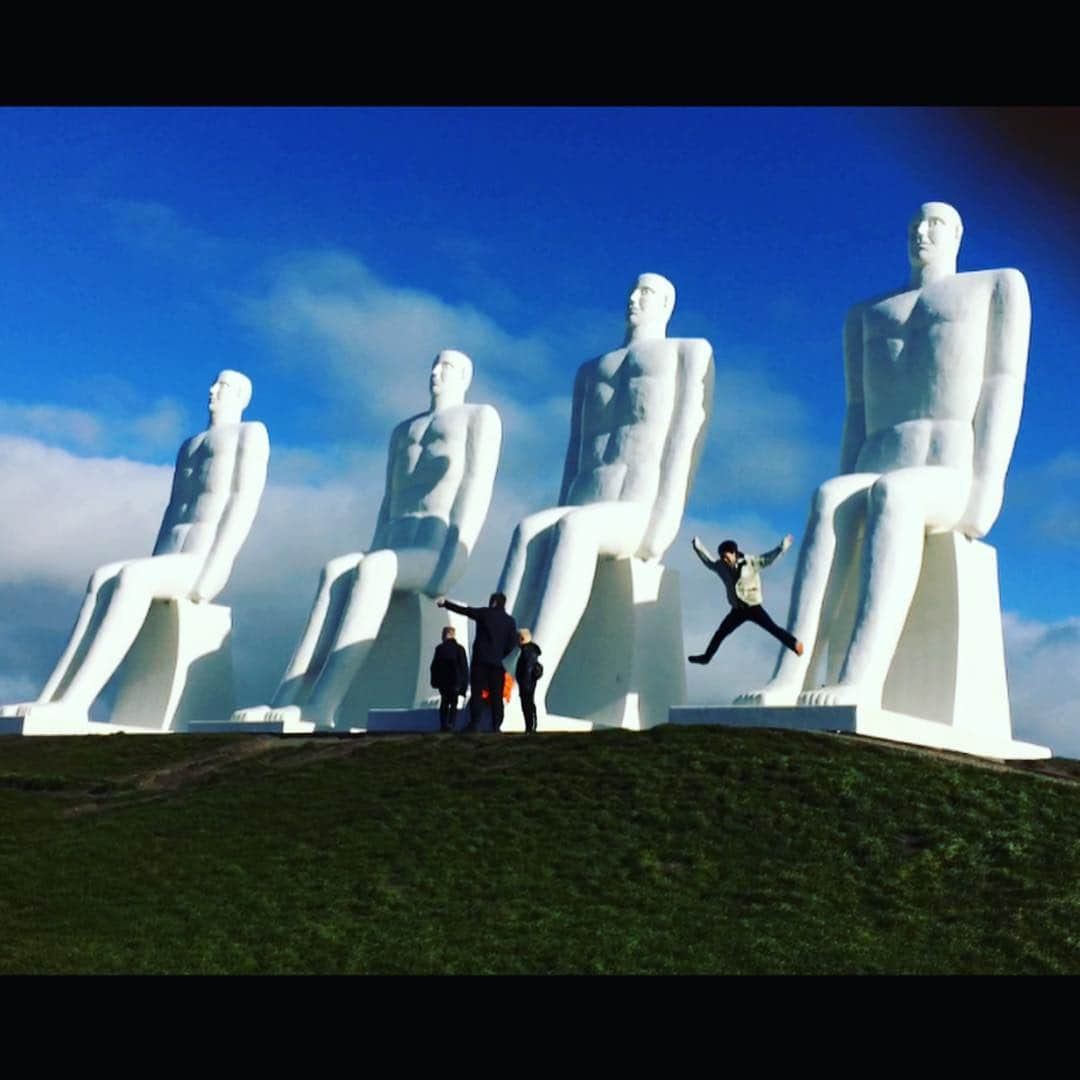 福間洸太朗さんのインスタグラム写真 - (福間洸太朗Instagram)「Souvenirs from #Esbjerg 🇩🇰 . . 1. “Mennesket ved Havet (Man meets sea)” monument (海からの強風のお陰で少しだけ飛べた! 🐥) . . 2. The strong wind from North Sea 💨 . 3. Port of Esbjerg . 4. Various ships 🚢 . 5. Vor Frelsers Kirke (Lutheran church)  6. I.C.Møllerparken  7. Market place . 8. Konservatoriets koncertsal (concert Hall in the conservatory)  9. after the concert with the organisation members  10. My Japanese language student 😃 (ちょっとミスってしまった適当なメモにも拘らず、この笑顔！) . . #jump #flying #musician #beautiful #denmark #デンマーク #Dänemark #musicianlife」3月19日 9時06分 - kotarofsky