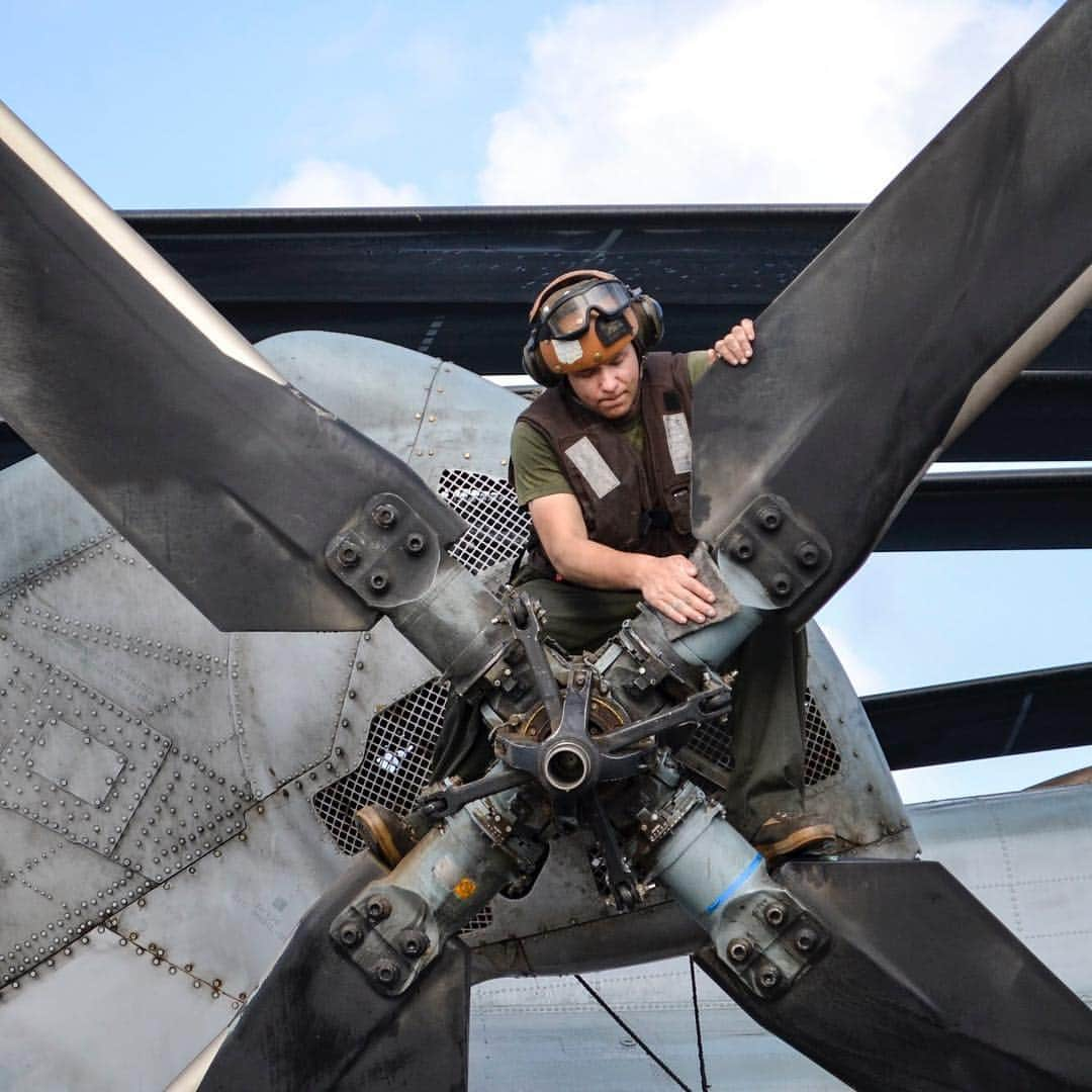 アメリカ海兵隊さんのインスタグラム写真 - (アメリカ海兵隊Instagram)「X-Wing  Sgt. Johnathan C. Mecklin, a Weapons and Tactics Instructor with the @22nd_meu , cleans a CH-53E Super Stallion. (Marine Corps photo by Master Sgt. Lee Pugh)  #MarineCorps #Marines #USMC #Military #Training #Yut #Kill #photography #Rah #SemperFi #prowler #aviation #22ndMEU #StarWars #Helicopter」3月19日 9時00分 - marines