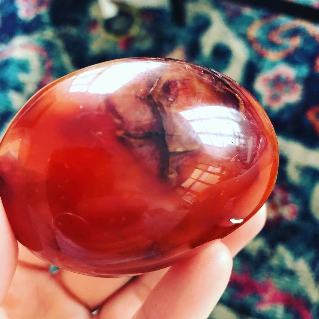 ジェイミー・アレクサンダーさんのインスタグラム写真 - (ジェイミー・アレクサンダーInstagram)「Is this not one of the most beautiful healing stones 🙏🏻 Thank you so much @katyacampbell ♥️ I’ve been using this stone while receiving  and practicing reiki. So powerful. #carnelian」3月19日 9時09分 - jaimiealexander