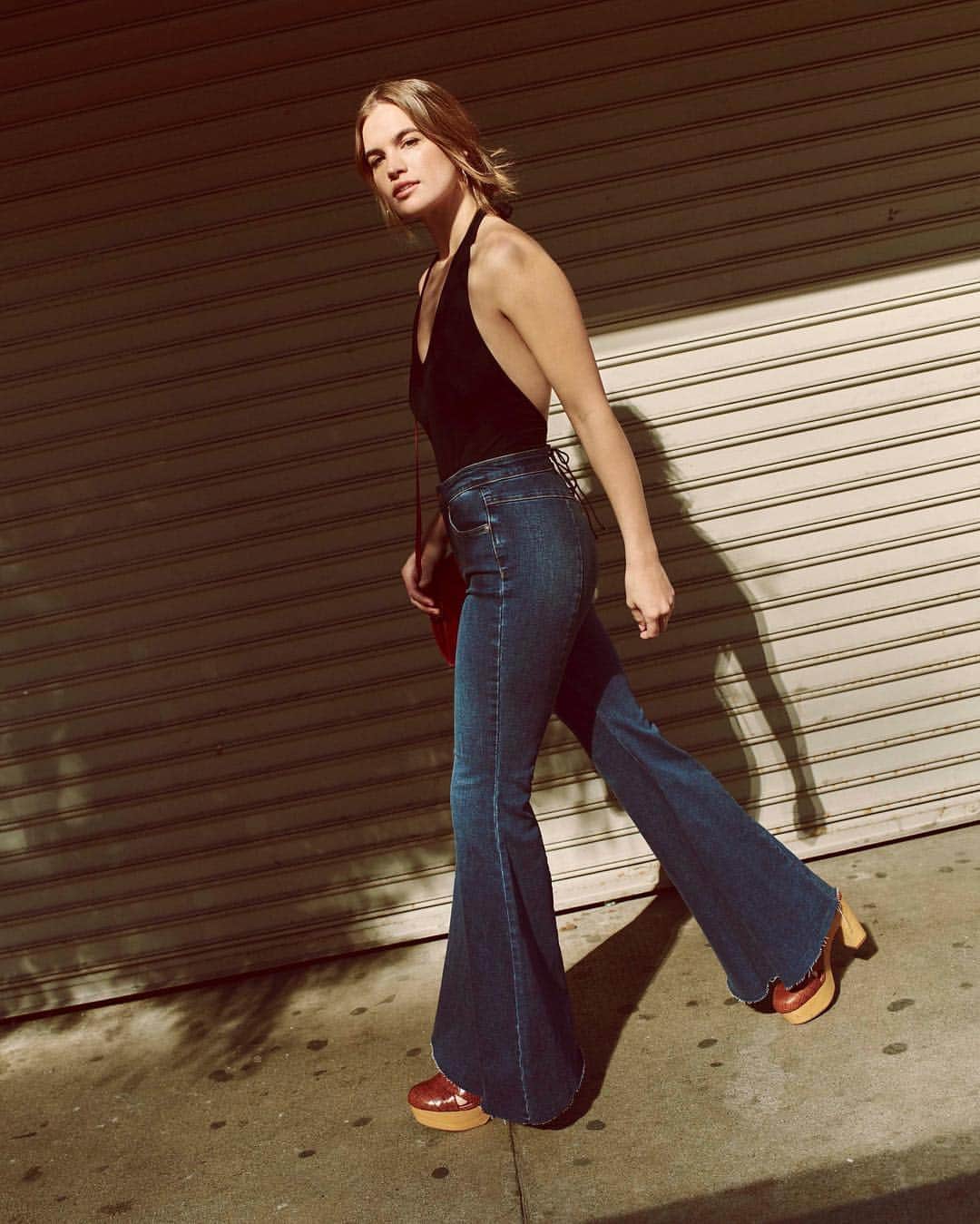 freepeopleさんのインスタグラム写真 - (freepeopleInstagram)「These jeans were made for walkin’. #taptoshop」3月19日 9時11分 - freepeople