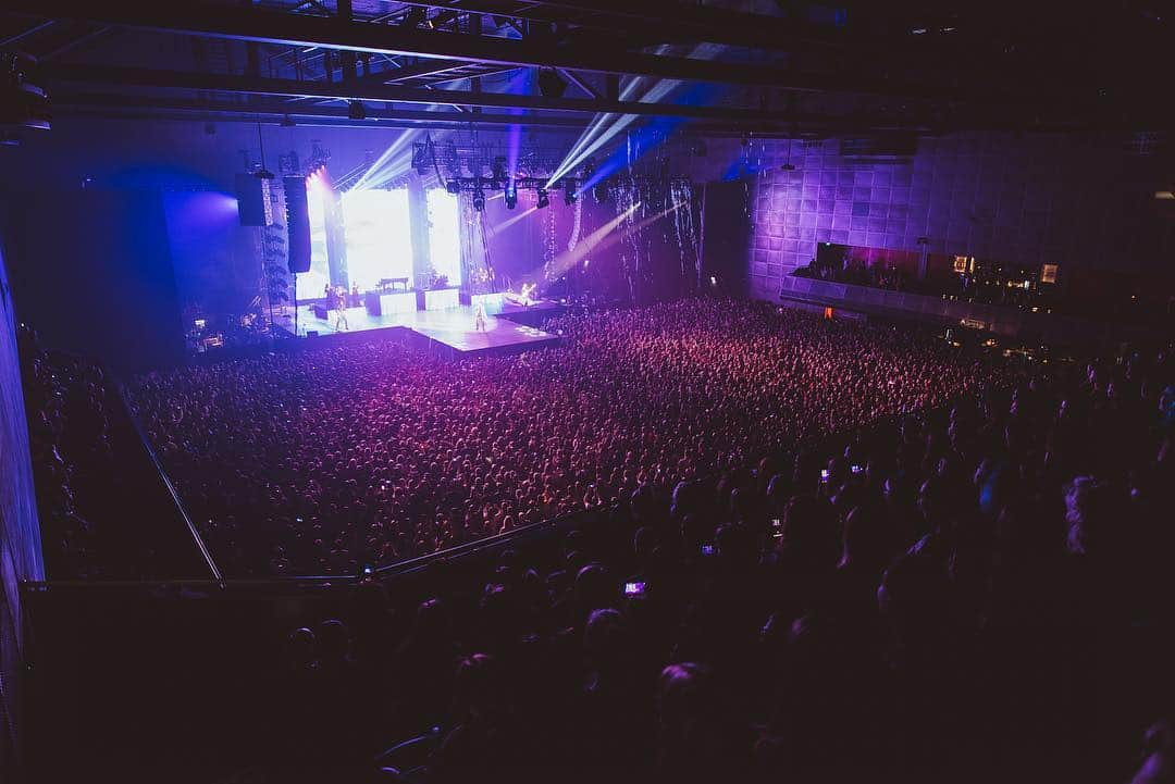 Panic! At The Discoさんのインスタグラム写真 - (Panic! At The DiscoInstagram)「Thank you Amsterdam. #Prayforthewickedtour 📸- @jakechams」3月19日 9時19分 - panicatthedisco