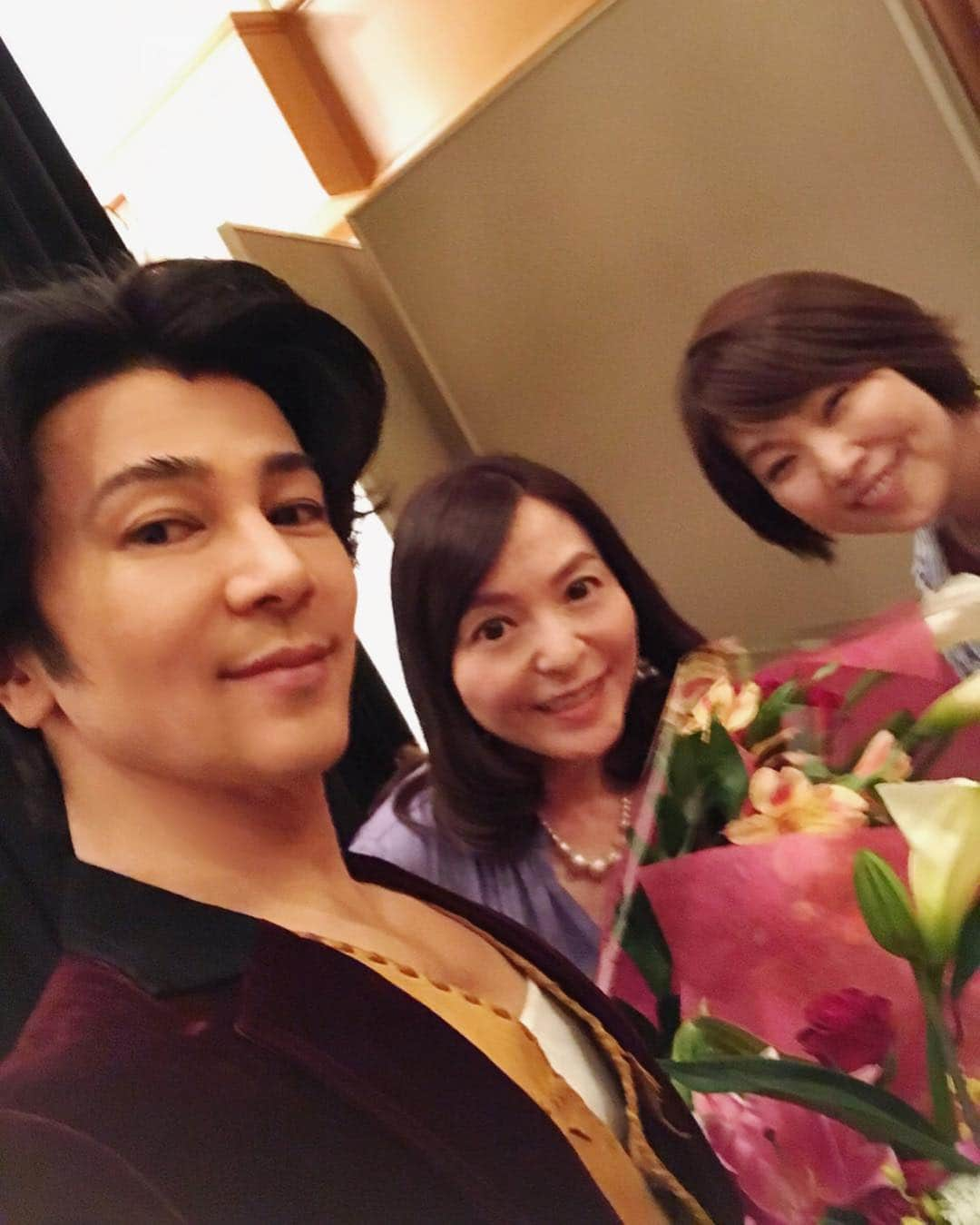 武田真治さんのインスタグラム写真 - (武田真治Instagram)「2019.3.14.#札幌 パークホテルで開催された#札幌東ロータリークラブ 60周年記念講演、中途失聴者の #松森果林 さんと対談「聞こえる世界から聞こえない世界へ  そして共に生きる社会へ〜ユニバーサルデザインで世界を変えたい〜」へお越し頂いた皆様、本当に本当にありがとうございました⚡️ 松森さんは、ドラマ『#君の手がささやいている』が放映されていた頃、聴力を失ったそうです。お会いするととても明るく魅力的なかたでした☆ 果林さんの著書「#誰でも手話リンガル」と「#音のない世界と音のある世界をつなぐ」を頂きました！また手話覚えたいなー(^ ^) #北海高校 の皆さんもご清聴ありがとうございました☆ 司会は#福津京子 さん、感謝。 #武田真治」3月19日 9時32分 - shinji.takeda