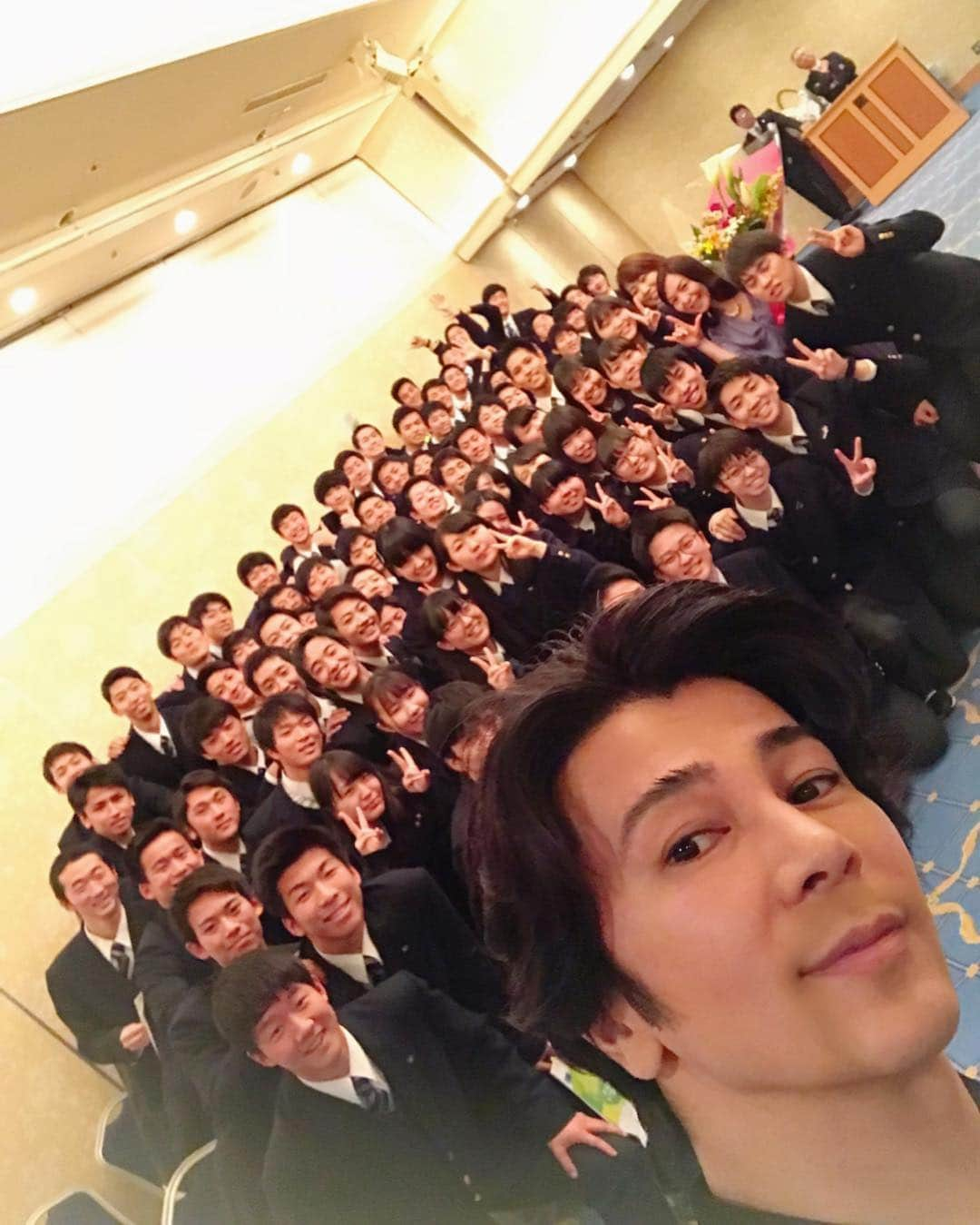 武田真治さんのインスタグラム写真 - (武田真治Instagram)「2019.3.14.#札幌 パークホテルで開催された#札幌東ロータリークラブ 60周年記念講演、中途失聴者の #松森果林 さんと対談「聞こえる世界から聞こえない世界へ  そして共に生きる社会へ〜ユニバーサルデザインで世界を変えたい〜」へお越し頂いた皆様、本当に本当にありがとうございました⚡️ 松森さんは、ドラマ『#君の手がささやいている』が放映されていた頃、聴力を失ったそうです。お会いするととても明るく魅力的なかたでした☆ 果林さんの著書「#誰でも手話リンガル」と「#音のない世界と音のある世界をつなぐ」を頂きました！また手話覚えたいなー(^ ^) #北海高校 の皆さんもご清聴ありがとうございました☆ 司会は#福津京子 さん、感謝。 #武田真治」3月19日 9時32分 - shinji.takeda