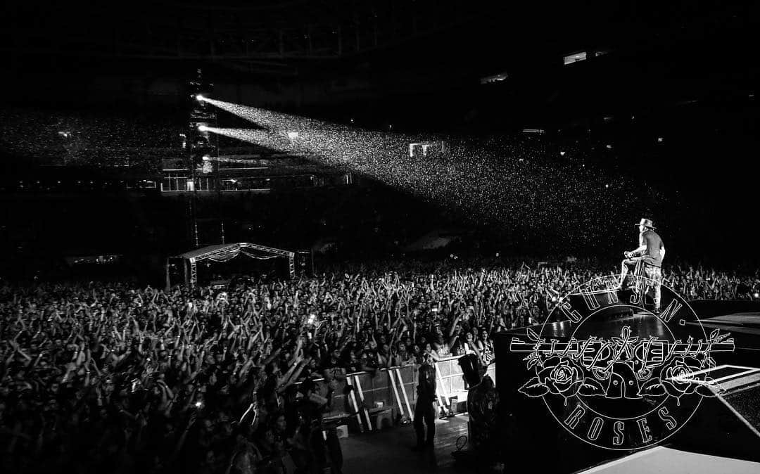 Guns N' Rosesさんのインスタグラム写真 - (Guns N' RosesInstagram)「Not In This Lifetime tour...159 shows, 41 countries...and now, @ticketmaster’s first ever Touring Milestone Award. Thank you for showing up even in the cold November rain. We couldn’t have done it without you all🌹」3月19日 9時25分 - gunsnroses