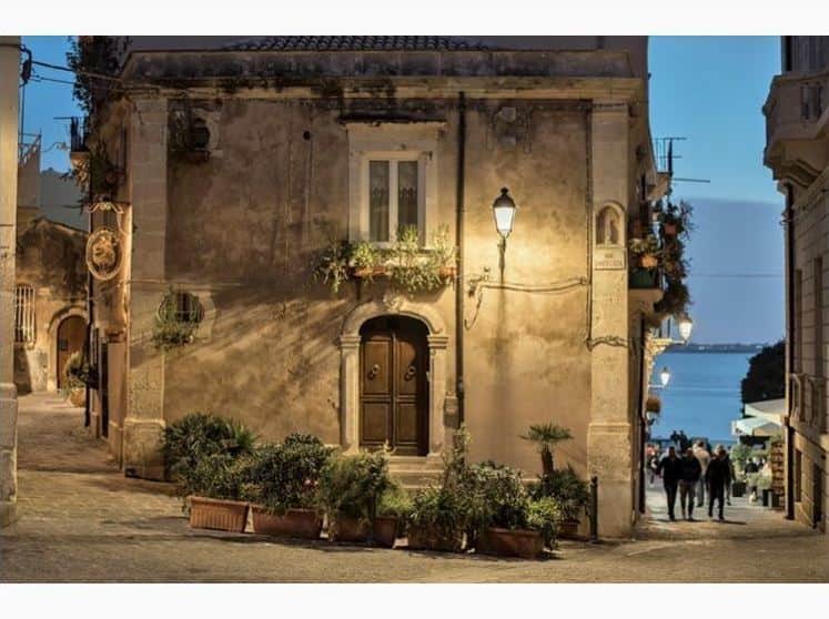 のインスタグラム：「夕暮れ時の街を歩く 😌  #シラクーサ #Siracusa  #シチリア #sicilia #旅 #街歩き #散歩 #海岸 #海 #歴史 #ilikeitaly #loveイタリア #treasureitaly  Special Thanks to 😘 @ettore.spicuglia」