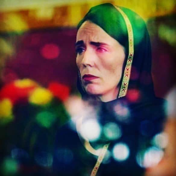 アンナ・シルクさんのインスタグラム写真 - (アンナ・シルクInstagram)「#Repost @michaelfmoore ‪What a true world leader looks like. The prime minister of New Zealand, Jacinda Ardern, put on a hijab, said “They are us,” announced the gun laws were going to change and called out white supremacists, haters and Donald Trump. She’s 38.  SHE.」3月19日 9時29分 - anna.silk