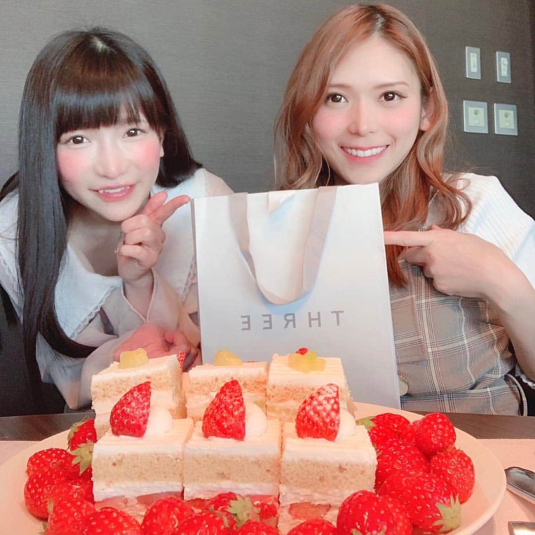 のインスタグラム：「もえあずちゃんがニューオータニ 誕生日お祝いしてくれた☺️💓 ・ 即席でケーキ作ってくれるあたりも嬉し過ぎる😂🎂❣️ ・ ずっと行きたかった、食べ歩きキングさんコラボの ホテル ニューオータニ最上階にある『THE SKY』 ・ もえあずちゃんプロデュースの ローストビーフもえきゅんソースは まずお肉1枚が大きく、しっとり柔らかい🤤🍖 ・ ソースもまろやかにしてくれるウニクリーム、 さっぱりのフランボワーズ 大人なチョコソースとどれも相性抜群(*´꒳`*)✨ ・ 他にもはっしーさんプロデュースの"鉄板すき焼き""段バーグ" あまいけいきさんの "ルイボス茶イナブルー"などもオシャレだった☺️🍹 ・ 目の前で握ってくださる赤酢のお寿司や 揚げたての天ぷらと、本格的なお料理がブッフェにあるの素敵😍 ・ 食べあるキングさんのコラボは 3月末までとのこと☺️ 想い出に残る誕生日になった(*^^*) ・ #もえあず ちゃん #もえめぐ #ニューオータニ #ホテルビュッフェ #ホテルニューオータニ東京 #いちご #いちごケーキ #苺 #イチゴ #デザート #スイーツ #newotani #newotanitokyo #sweet #dessert #めぐログ_赤坂見附 #東京ホテル」