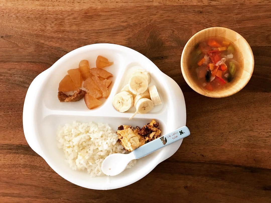 安田美沙子さんのインスタグラム写真 - (安田美沙子Instagram)「今日は起きたらすぐ朝ごはん。 作っておいて良かった☺️✨ 新玉ねぎが美味しい季節❤️ 味付けは野菜だしと、ツナ、塩少しでシンプルに✨ 昨日から、アナナ！アナナ！(バナナ)のリクエストがあったので、バナナヨーグルトに🍌ご機嫌でスクールへ。。 バナナが好き過ぎるけど、食べ過ぎたら食べなくなるってほんとかなぁ。。。 . . 今日も @festaria_sanctuary のブレスを付けています💕シルバー×ゴールド がお気に入り❤️ プロフィールからアクセス出来ますので、ぜひ。。。 #instagood #morning #boy #22monthsold  #大根の煮付け #黒糖 #ミネストローネ #みさこクッキング @chefoodo_woman」3月19日 9時38分 - yasuda_misako