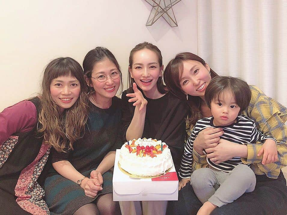 辻元舞さんのインスタグラム写真 - (辻元舞Instagram)「. 先日我が家での#ましま会 ❤️ サプライズで誕生日のお祝いをしてくれました🥺💓 隠れてケーキの準備をしてくれていたときに 長男が大きい声で「ハッピーバースデートゥーユーして、ふー！するよ！」と言いに来たのですが みんなには長男のカタコトが聞き取れず、 当の本人の私だけが「ハッピーバースデー？」と聞き取れてしまうハプニング😂笑 でも長男の何かの勘違いだろうと思っていたから 本当にケーキが出てきてビックリ！😳 誰の誕生日だ？と思ってたら私かー！😂💓 なんて幸せ🥺みんなありがとう❤️❤️❤️ #長男暴走#最後の写真が全てを物語る 笑#instagood#happy#love#me」3月19日 9時43分 - mai_tsujimoto