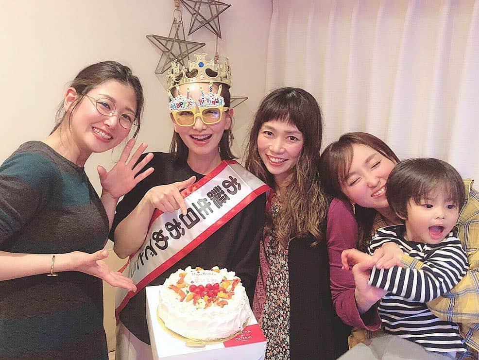 辻元舞さんのインスタグラム写真 - (辻元舞Instagram)「. 先日我が家での#ましま会 ❤️ サプライズで誕生日のお祝いをしてくれました🥺💓 隠れてケーキの準備をしてくれていたときに 長男が大きい声で「ハッピーバースデートゥーユーして、ふー！するよ！」と言いに来たのですが みんなには長男のカタコトが聞き取れず、 当の本人の私だけが「ハッピーバースデー？」と聞き取れてしまうハプニング😂笑 でも長男の何かの勘違いだろうと思っていたから 本当にケーキが出てきてビックリ！😳 誰の誕生日だ？と思ってたら私かー！😂💓 なんて幸せ🥺みんなありがとう❤️❤️❤️ #長男暴走#最後の写真が全てを物語る 笑#instagood#happy#love#me」3月19日 9時43分 - mai_tsujimoto