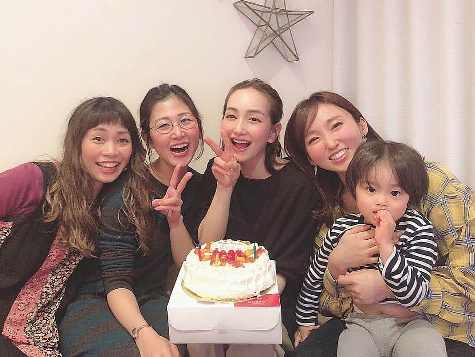 辻元舞さんのインスタグラム写真 - (辻元舞Instagram)「. 先日我が家での#ましま会 ❤️ サプライズで誕生日のお祝いをしてくれました🥺💓 隠れてケーキの準備をしてくれていたときに 長男が大きい声で「ハッピーバースデートゥーユーして、ふー！するよ！」と言いに来たのですが みんなには長男のカタコトが聞き取れず、 当の本人の私だけが「ハッピーバースデー？」と聞き取れてしまうハプニング😂笑 でも長男の何かの勘違いだろうと思っていたから 本当にケーキが出てきてビックリ！😳 誰の誕生日だ？と思ってたら私かー！😂💓 なんて幸せ🥺みんなありがとう❤️❤️❤️ #長男暴走#最後の写真が全てを物語る 笑#instagood#happy#love#me」3月19日 9時43分 - mai_tsujimoto