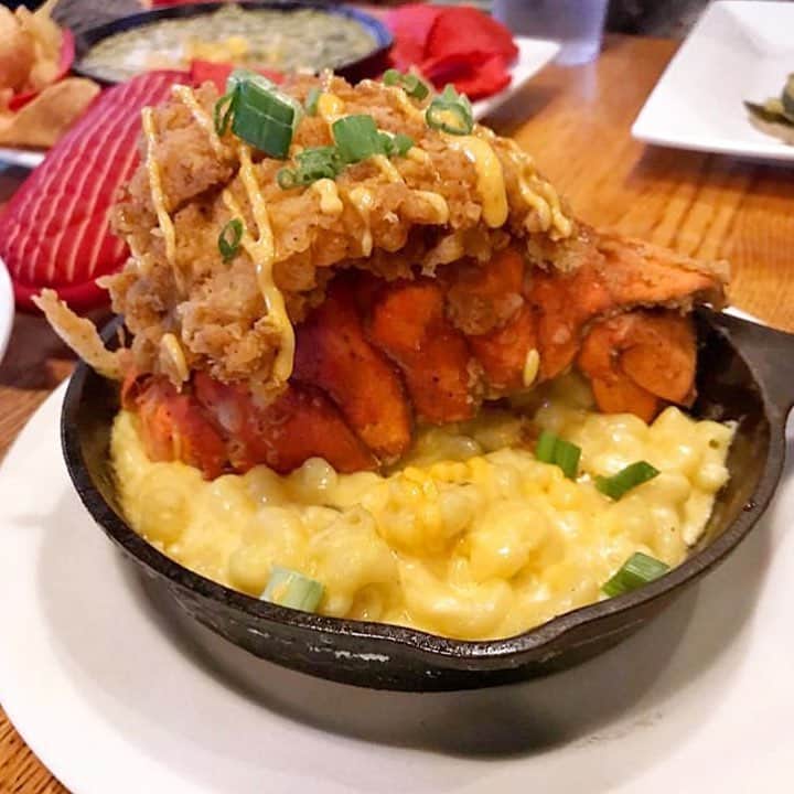 ファンクマスター・フレックスのインスタグラム：「I’ve always wanted to play this club... STATS in Charlotte North Carolina!!! For tables have that @americanexpress super ready! The FOOD is amazing at Stats! Lou LV and Sol Kitchen love always! Legendary club! I’m playing for 3hours! @litdigitaldjs FRIDAY APRIL 12!!!!!! (Lobster / Cat Fish Mac n Cheese crazy! #AmexLife」