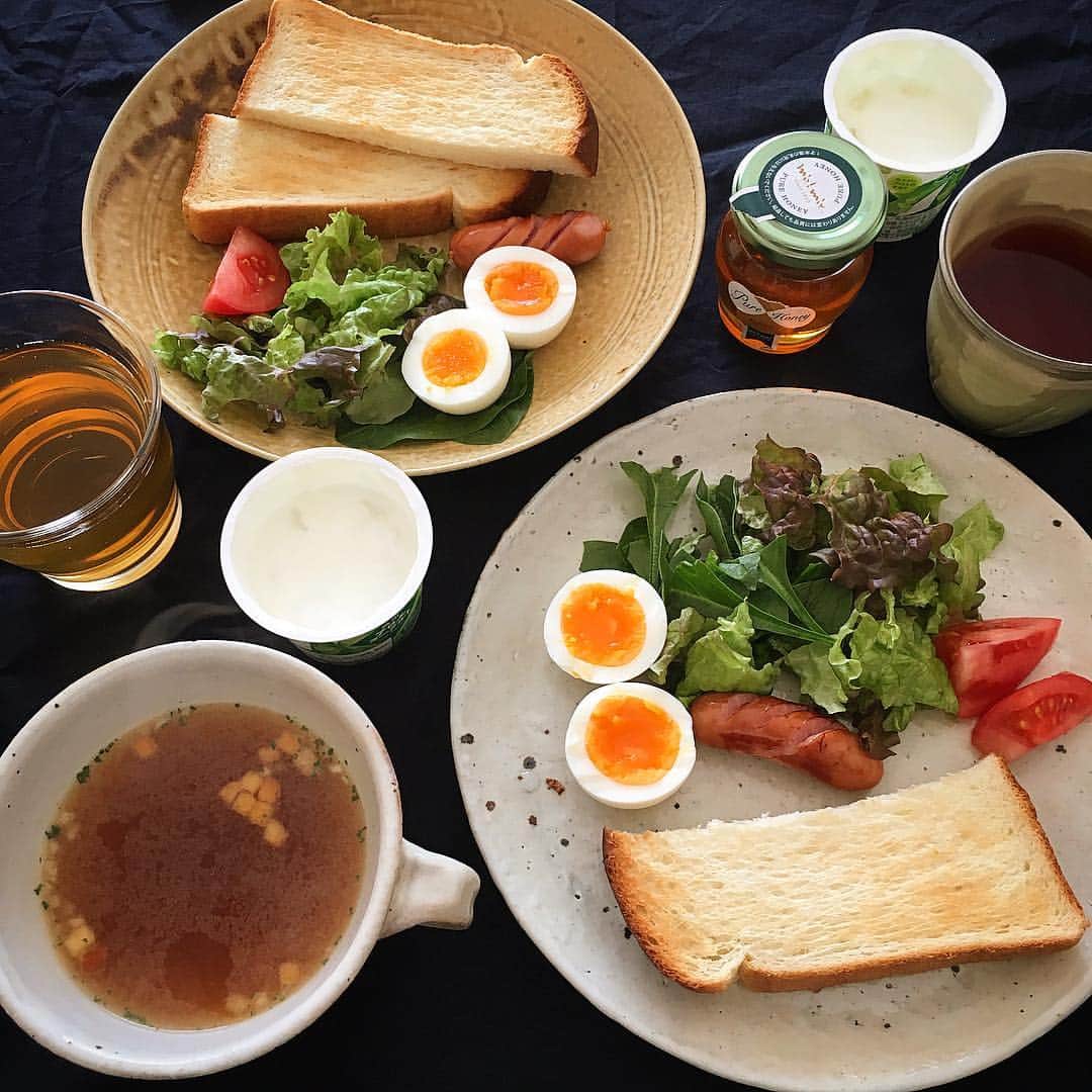 ecruのインスタグラム：「2019/03/19 (tue) 頭痛続きの毎日なので、今日も朝食後にお薬を💊 今週も慌ただしくなりそうなので、ついでに関節痛も治まれば家事も捗るのになぁ…。。。 ・ #gon_food #朝ごはん  #food #foodpic #foodphoto  #朝食  #instafood #instagood #yummy #love #japan #japanesefood  #thankyou #onthetable #日々 #暮らし #和食 #breakfast #うつわ #はちみつ #ワンプレート #スープはインスタント」