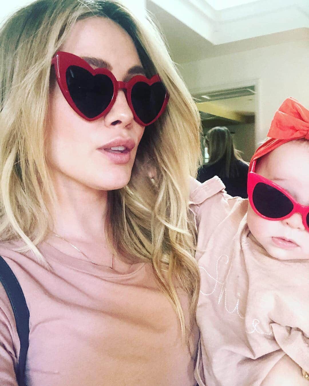 People Magazineさんのインスタグラム写真 - (People MagazineInstagram)「#HilaryDuff and her adorable baby girl are absolutely fab in their sunglasses! 😍| #Regram @hilaryduff」3月19日 10時01分 - people