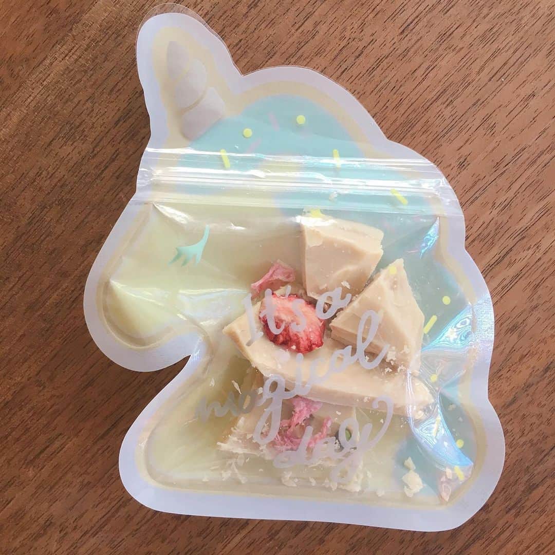 のインスタグラム：「このラッピング見つけた時すぐに思い出した子がいて、その子にローチョコレートを包んでプレゼント。 そしたら私も誕生日のプレゼントをいただいてしまったという…。 欲しかった @gamilasecret_jp ！ 本当にユニコーンに乗って現れてきそうな妖精みたいなシンガーなのだ🧚‍♂️🦄 中身めっちゃ面白いんだけどね🤫  #紙袋が斜め上をいくセンス #こちらはその子のイメージじゃなくて私のセンス #rawchocolate #present #mybirthday」