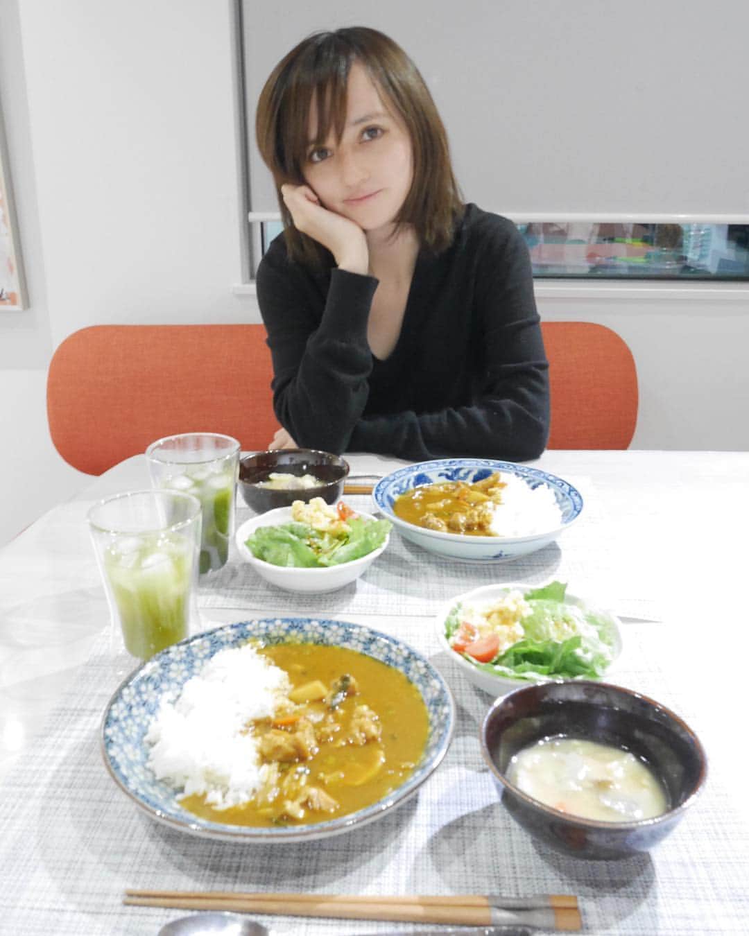のインスタグラム：「昨日の晩御飯は#カレー 🍛！ と言っても普通のカレーでは無く大人も子供もどちらも食べれる#カレーフレーク を使いました！  #東原亜希 さんプロデュースの#mother新生活キャンペーン セット @mother_inc （画像2枚目参照）についていたカレーフレーク！  #化学調味料無添加 #グルテンフリー #動物性不使用 の体に優しい#vegecurryfreak なんですよね！ これだけ色々使ってないのに味は一流！とても美味しく子供も大喜びしていました😌  #洋風豚汁 はセットに入っていた化学調味料無添加のコンソメのような#vegetablestock を入れたらグッとコクが出て美味しかったです😍  あとはセットについていた#happyaojiru ！ 子供の#野菜不足 に本当に最近悩まされていたのでこれは本当に万能で助かる！ #青汁 として飲むのも凄く美味しいし、ヨーグルトにかけてもいいし、なにより体に安心な原材料が厳選されているので本当に効果が期待出来るところがいいですね！  コンパクト な#保冷バッグ もついていたので#お花見 に大活躍しそう！使いやすそうで嬉しいです💕  #子供の健康 を考えた#食卓作り にオススメです😌 @mother_inc  #mother_inc #自炊#食育 #青汁 #健康ごはん #健康食 #健康的な食事 #健康オタク #自炊女子 #カレー好き #カレー女子」