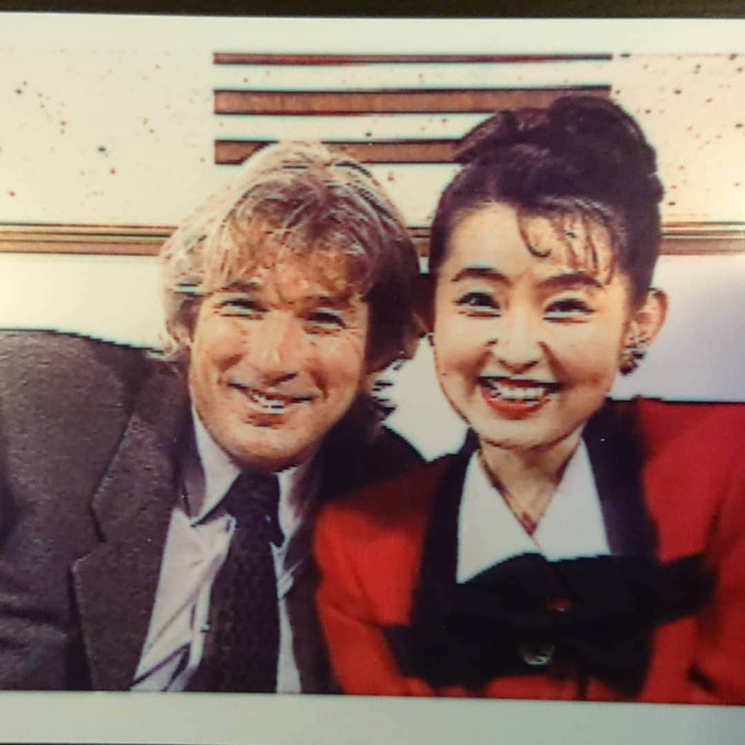 小島奈津子さんのインスタグラム写真 - (小島奈津子Instagram)「2019*3*19 #めざましテレビ 25周年SP生放送(3/29(金)O.A.)で、昔の写真発掘作業でごそごそ。。 ． #10年チャレンジ が話題になっている昨今、10年どころか25年前？？#リチャードギア 様にインタビュー！ ． 肩パットの入った赤のジャケット！←衣装です、衣装😁この髪型😅時代です、時代。この頃、世の中、こんな感じだったんですから┐('～`;)┌ ギア様より、そっちに目がいくー😰 ． #オッケーバブリー #バブルはすでにはじけていました #まるでノラさんじゃないかっ！😁 #笑える写真」3月19日 10時10分 - kojimanatsuko_official