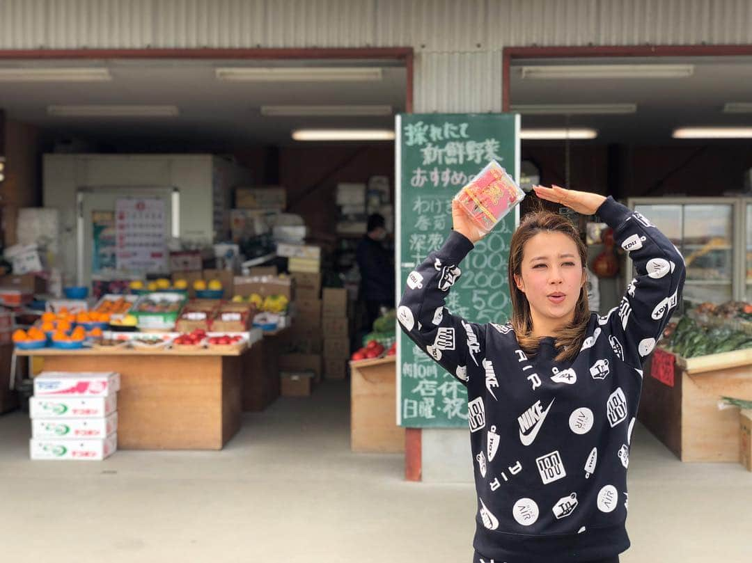 加賀其真美さんのインスタグラム写真 - (加賀其真美Instagram)「練習場の横にある八百屋さん🍓🍆🍌🍅🥦🥕 ここのいちご美味しかった💗💓 お店の横でおじいちゃんとおばあちゃんが畑で野菜を育ててるみたい👵🧓♡ その野菜も売られてるよ♩ なんかほっこりしたなー😌❣️ 今度は野菜も買ってみよ😚 ． この写真はいちごを持っていちごポーズ🍓笑 . . . #野菜 #いちご #果物 #fruit #fruits #いちごポーズ #なにそれ #珍百景」3月19日 10時11分 - mami_kagasono