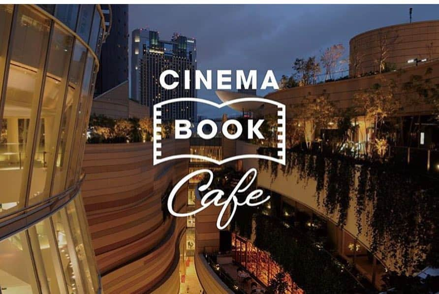 東紗友美さんのインスタグラム写真 - (東紗友美Instagram)「【告知】本日オープン「cinema book cafe」写真⑴〜入り口〜🎬📕☕️ ・ ・ ・ 本日、大阪なんばパークスの映画館(11スクリーン全2,164席)に直営のブックカフェ「CINEMA BOOK CAFE」がオープンしました！　往年の映画のパンフレット1,500冊以上を自由に読みながら、ゆったりとコーヒーが飲める居心地の良い場所。 株式会社SECAIさんと共に昨年からプロデュースさせていただいた思い入れのあるお店です。 今日は投稿をたくさんさせていただきます🙇‍♂️ご了承ください🙇‍♀️ ・ ・ 映画がぎゅっと濃縮した空間になっています。 映画パンフレットに包まれた空間は、まるで映画に抱きしめられているような感覚に...。 大好きな人や友達や家族との会話も映画を通していつもよりもっともっと弾むように。 そんな想いを込めて。 「この映画、好きなんだ！」 そんな会話から大切な人の意外な一面に出逢えるかもしれません。 もちろん、ひとりでじっくり懐かしの映画の思い出に浸るのもよし✨ 店内各所に映画パンフが置かれています。 ・ ・ 今を生きる人達は忙しすぎて。 過去を省みることなく、常に前しか見れていないと思うんです。 ですが、ふと手にした映画パンフは過去の記憶と偶然出会わせてくれます。 思い出に浸る時間、昔の自分を思い出す瞬間。 もっと増えて良いのかなって思っているんです。 そして、なんといっても私の推したいポイントは映画の中のあのメニューが食べられること！ メニューは、あとでシェアしますね😊✨ もし足を運んでくださった方がいらっしゃいましたら、タグ付けしてくださいますと嬉しいです🎬 #シネマブックカフェ #cinemabookcafe #映画飯 #映画ご飯 #シネマカフェ #映画館 #映画好き #映画ライフ #大阪 #osaka #なんばパークス #なんばパークスシネマ #映画飯 #シネマご飯 #映画部 #大阪 #難波 #映画好きな人と繋がりたい」3月19日 10時12分 - higashisayumi