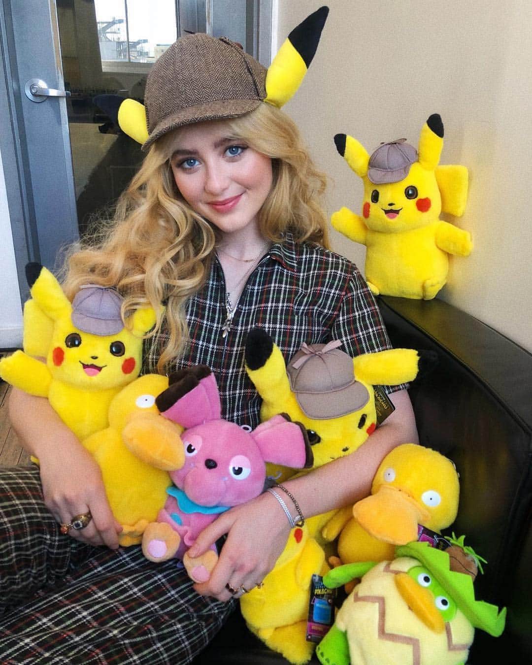 Warner Bros. Picturesさんのインスタグラム写真 - (Warner Bros. PicturesInstagram)「Casual day @ the office.⚡️📸: @kathrynnewton #DetectivePikachu」3月19日 1時32分 - wbpictures