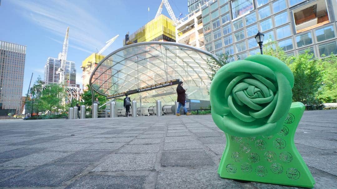 ボンド・ナンバーナインさんのインスタグラム写真 - (ボンド・ナンバーナインInstagram)「Our scent came 5 years before the neighborhood! Hudson Yards is a luminous melange of petals—lily of the valley, freesia, peony and Bulgarian rose.  #bondno9 #bondno9ny #newyork #newyorkcity #hudsonyards #fragrance #perfume #love」3月19日 1時32分 - bondno9ny