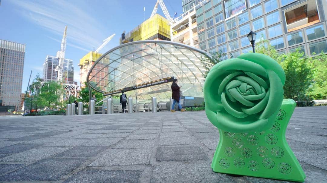 のインスタグラム：「Our scent came 5 years before the neighborhood! Hudson Yards is a luminous melange of petals—lily of the valley, freesia, peony and Bulgarian rose.  #bondno9 #bondno9ny #newyork #newyorkcity #hudsonyards #fragrance #perfume #love」
