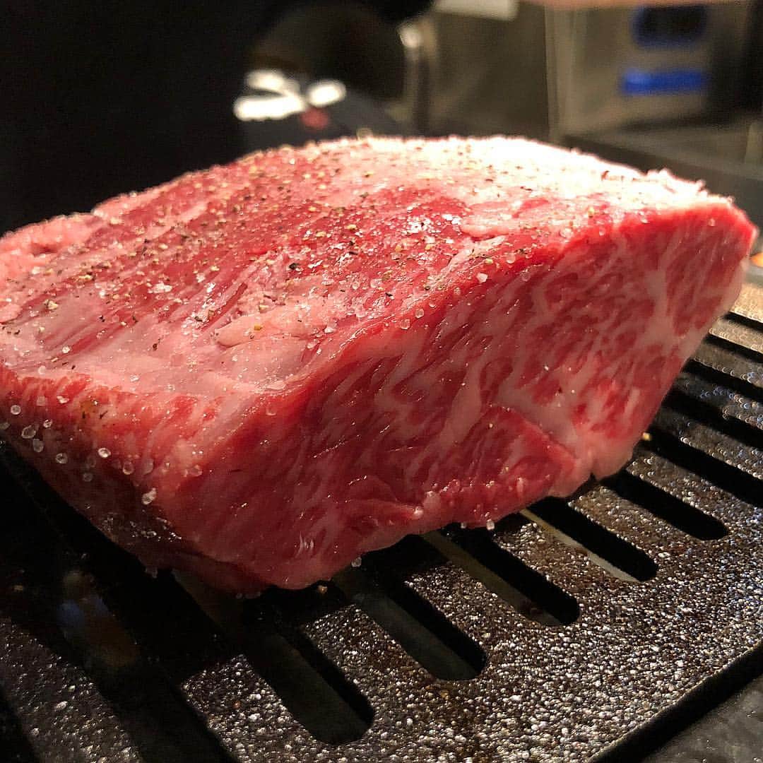 Mika Jimboさんのインスタグラム写真 - (Mika JimboInstagram)「#焼肉遠足 部は今日は近場の @yakiniku173 にれんくんが行きたいゆーからGO🤞🏾正直何食べても美味しいからサイコー🙆‍♀️💕. . 嗚呼、幸せ。 肉の話ばっかしてる我ら。 安定の#レタスポーズ 🤘🏾 #恵比寿 #ebisu #焼肉ババア #東京のうまいメシシリーズ  #流行りのレタスポーズ #みんなも真似してハッシュタグつけて投稿しよう #レタスポーズ」3月19日 1時32分 - mikajimbox