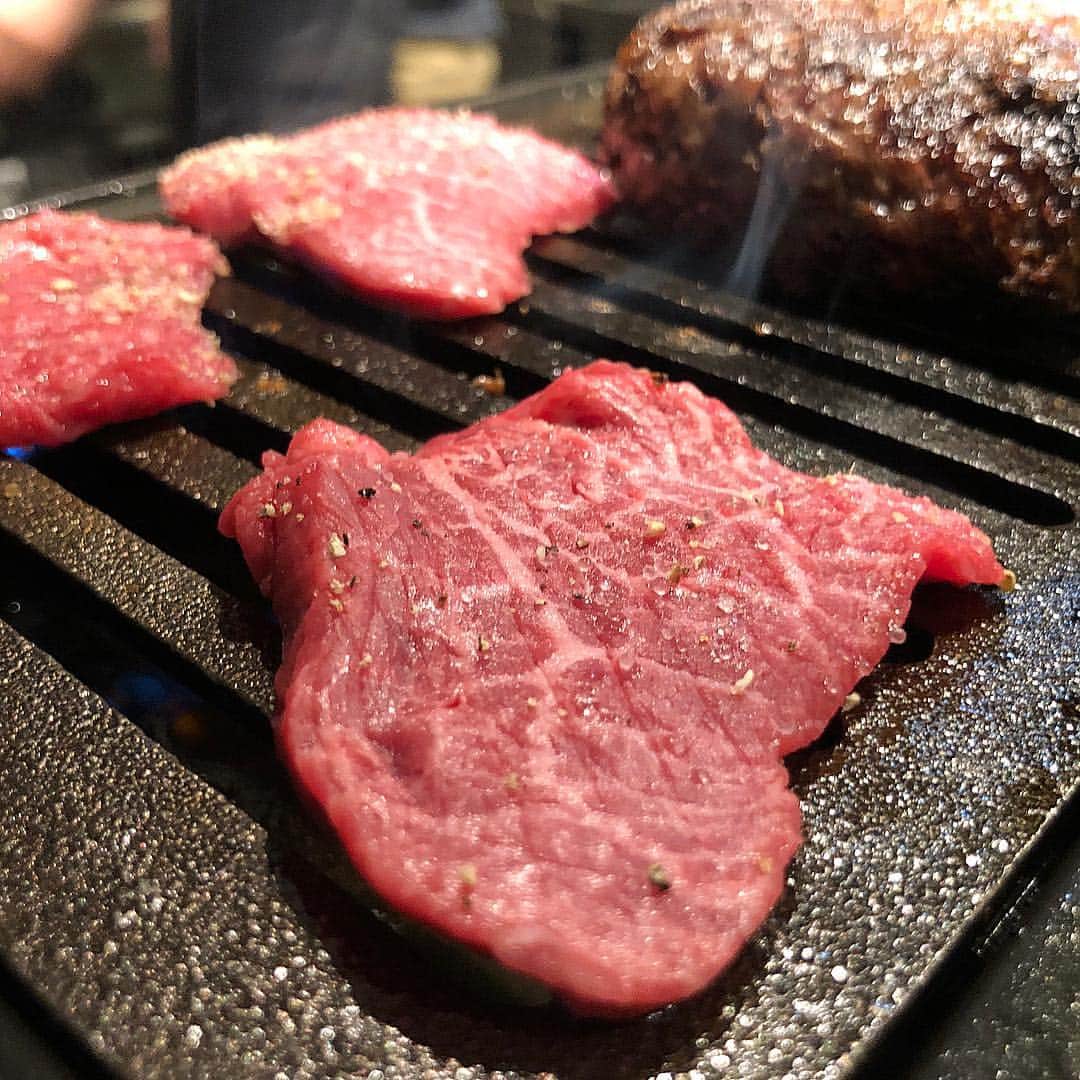 Mika Jimboさんのインスタグラム写真 - (Mika JimboInstagram)「#焼肉遠足 部は今日は近場の @yakiniku173 にれんくんが行きたいゆーからGO🤞🏾正直何食べても美味しいからサイコー🙆‍♀️💕. . 嗚呼、幸せ。 肉の話ばっかしてる我ら。 安定の#レタスポーズ 🤘🏾 #恵比寿 #ebisu #焼肉ババア #東京のうまいメシシリーズ  #流行りのレタスポーズ #みんなも真似してハッシュタグつけて投稿しよう #レタスポーズ」3月19日 1時32分 - mikajimbox