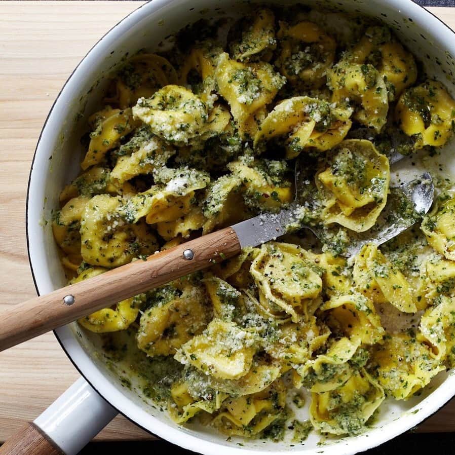 Food & Wineさんのインスタグラム写真 - (Food & WineInstagram)「Sometimes the only answer to Monday is cheesy tortellini with a super speedy walnut pesto. Tap the link in our bio for tonight's easy dinner idea. 📷: @chwhat」3月19日 1時25分 - foodandwine