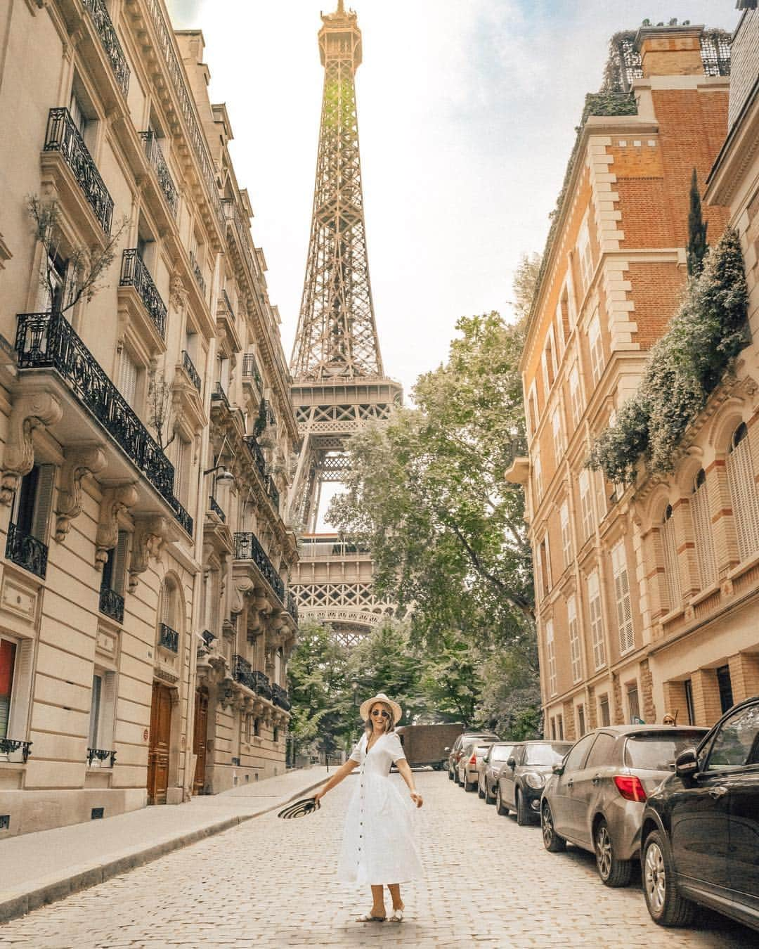 Stephanie Sterjovskiさんのインスタグラム写真 - (Stephanie SterjovskiInstagram)「Little white dresses are all you’ll find me in this spring & summer. 🌸 Linked a bunch of new ones I’m loving in the @liketoknow.it app (+ my blog today): http://liketk.it/2AyiW @liketoknow.it #liketkit #LTKstyletip #littlewhitedress #summerinparis #whitedresses 📸: @nealjolly」3月19日 1時25分 - stephsjolly