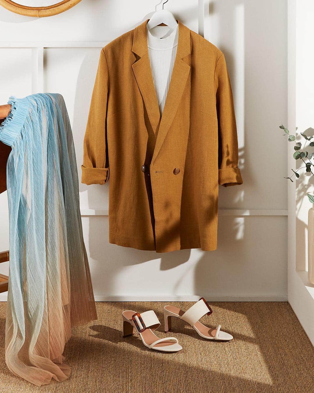 H&Mさんのインスタグラム写真 - (H&MInstagram)「Bohemian luxe in a dreamy palette — hello new favourite pieces. 💋 #HM  Mules: 0734841001 Linen-blend jacket: 0729608001 Ribbed top: 0703162003 Pleated mesh skirt: 0771311002」3月19日 1時33分 - hm