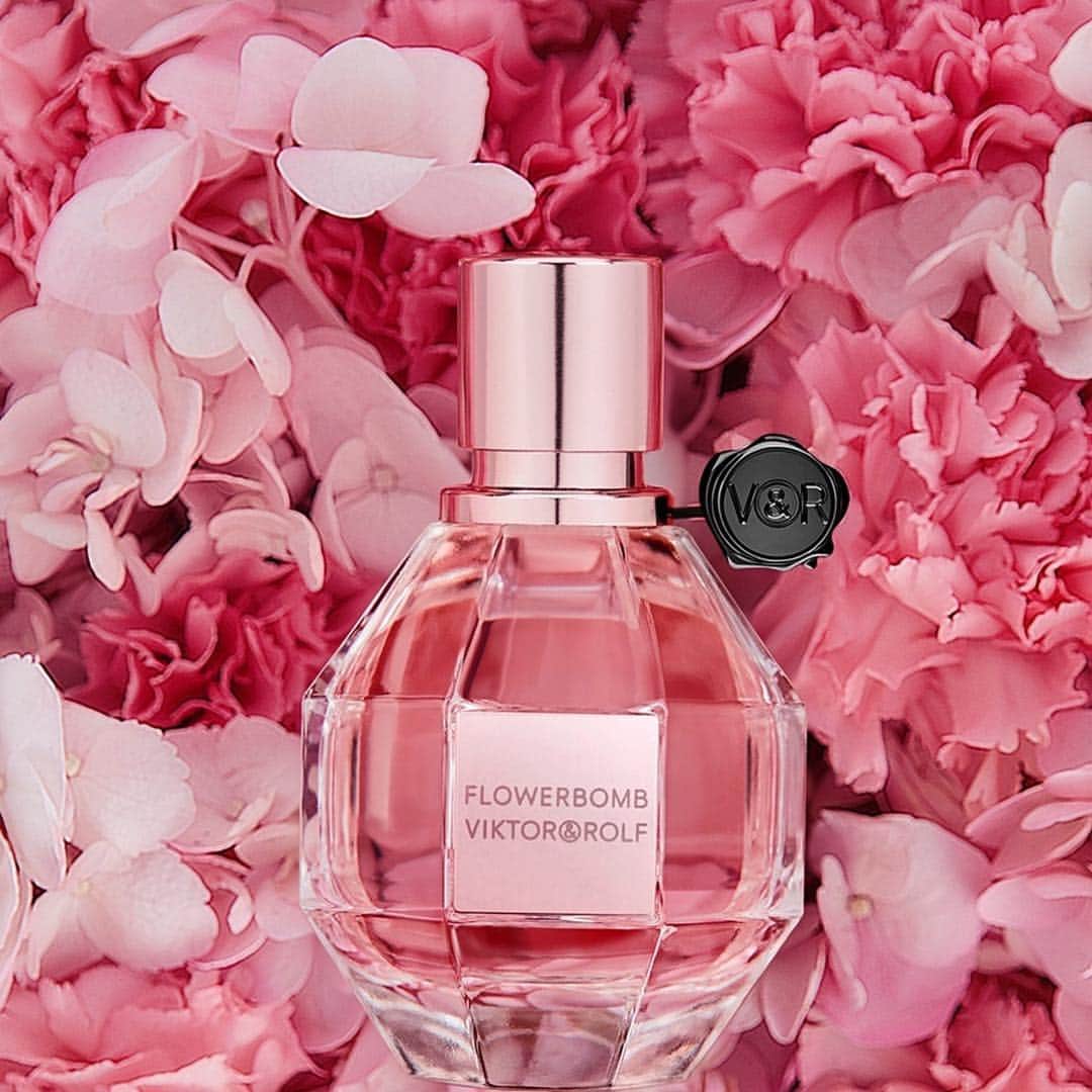 セフォラさんのインスタグラム写真 - (セフォラInstagram)「#Regram @ViktorandRolf_Fragrances ・・・ Flowerbomb will soon release its floral scent to celebrate National Fragrance Day. @Sephora #NationalFragranceDay」3月19日 1時37分 - sephora