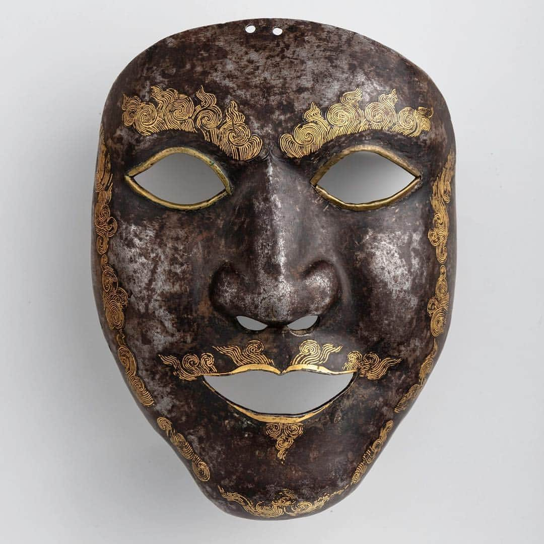 メトロポリタン美術館さんのインスタグラム写真 - (メトロポリタン美術館Instagram)「This exceptionally rare war mask is one of only two known examples from Tibet. It is subtly forged in iron to represent a human or divine visage, boldly damascened in gold with flame-like tendrils for eyebrows, around the mouth, and framing the face. See this mask along with two others that have just been added to The Met’s permanent display in Gallery 378 in celebration of #AsiaWeekNY. #TheMet #warmask #metarmsandarmor @metarmsandarmor⁣⁣ ⁣____⁣ Pictured: War Mask. Tibetan, 14th–16th century. Iron, gold, copper alloy. Promised gift of Steven Kossak, 2019.⁣⁣」3月19日 1時46分 - metmuseum