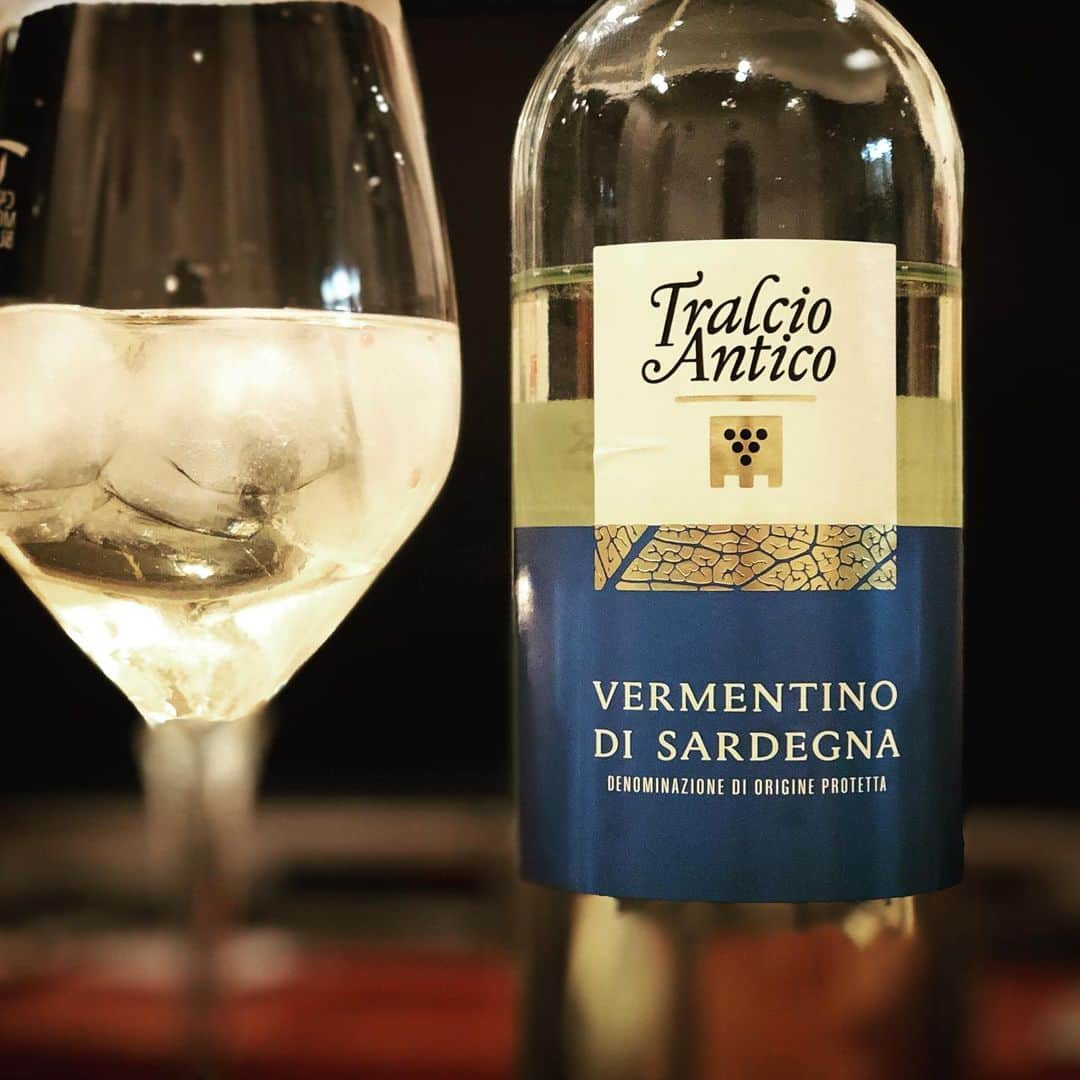 宮澤崇史さんのインスタグラム写真 - (宮澤崇史Instagram)「Vermentino di Sardegna  レース解説が終わるとなかなか興奮して眠ることができない。今日のティレノ アドリアティコ#dazncycle の解説ではアラフィリップのスプリントに沸いたアドレナリンを静めるために、ティレニア海側で多く栽培されているヴェルメンティーノを。 スタートのチームTTから第1ステージを思い出しながら飲んでみる。 甘くてフルーティなスッキリとはしてないので、氷を入れてシャキッと飲んでみる。 来週はミラノ~サンレモ イタリアワインが止まらなくなりそうだ。 #vermentino #vermentinodisardegna #witewine #vinobianco #tirenoadriatico #2019 #sardegna #italia #ghiaccio #サルデーニャ #ヴェルメンティーノ #ヴェルメンティーノディサルデーニャ #イタリア #白ワイン #ティレニア海」3月19日 1時51分 - vino_takshi