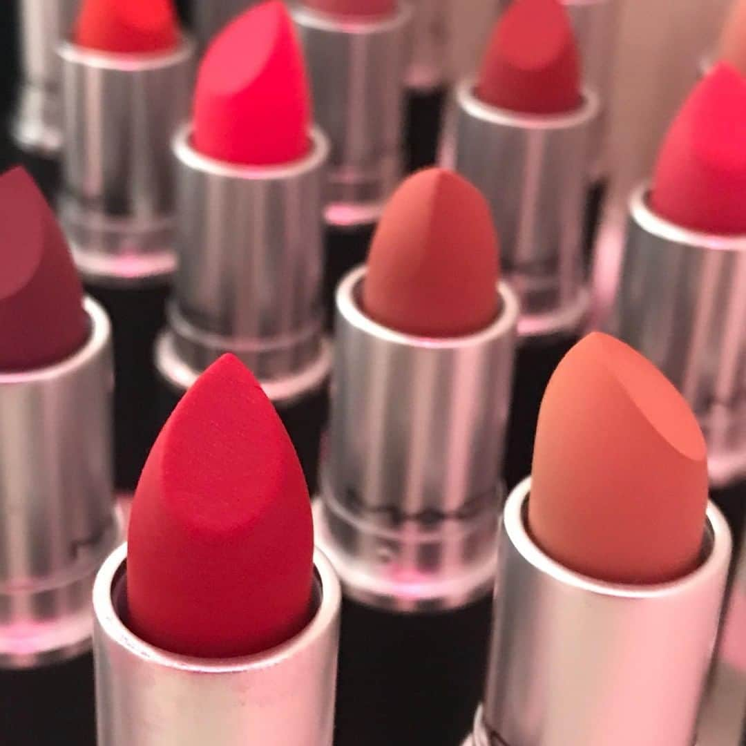 M•A•C Cosmetics Franceさんのインスタグラム写真 - (M•A•C Cosmetics FranceInstagram)「M·A·C - POWDER KISS 👄 Après les palettes Art Library ce sont les rouges à lèvres Powder Kiss qui ont été énormément vus dans les backstages des défilés 😉 Vous validez cette tendance "flouté" du Powder Kiss ?  Crédit photo : @bhannanah  #maccosmetics #maccosmeticsfrance #macpowderkiss #powderkiss #lipstick #rougealevresmat」3月19日 1時59分 - maccosmeticsfrance