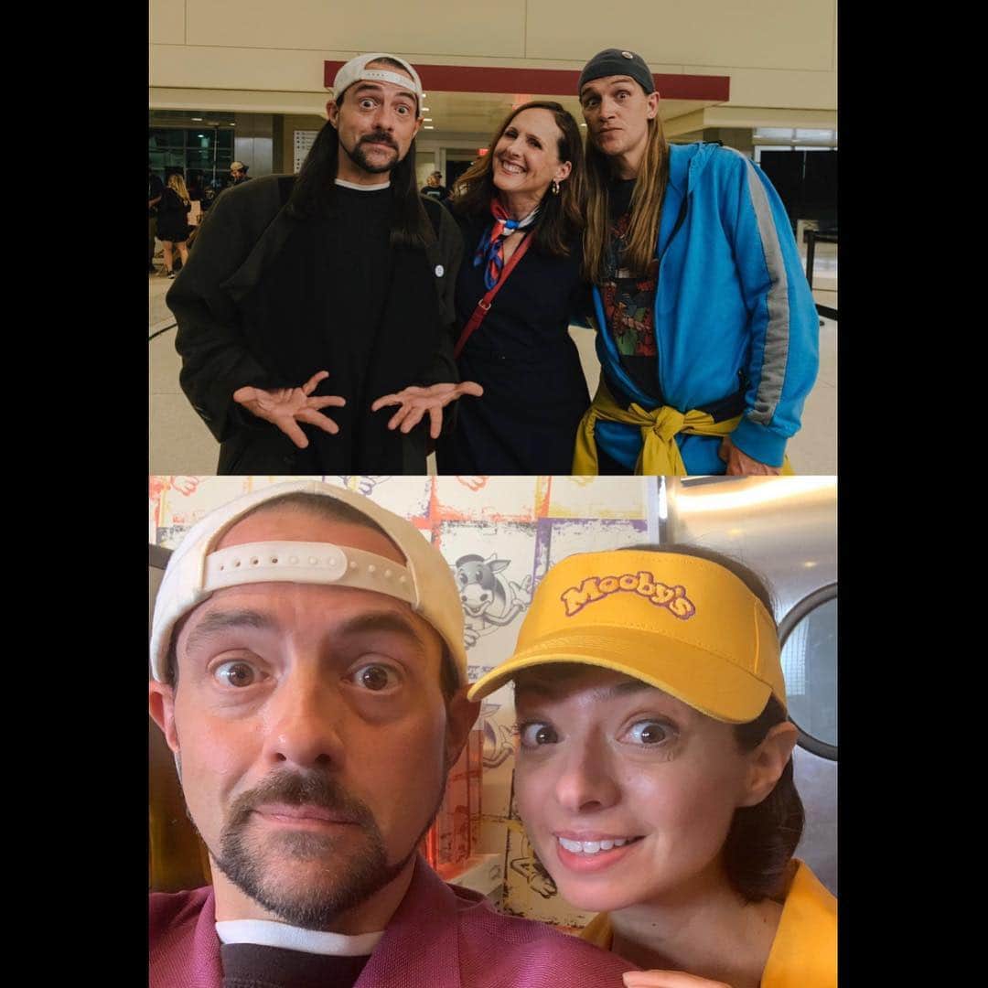 ケヴィン・スミスのインスタグラム：「Two ladies made #jayandsilentbobreboot far funnier last week: @nbcsnl royalty @theofficialsuperstar and one half of @garfunkeloates, Miss @katemicucci! Molly made the airport scene a scream and Kate killed in her Mooby’s debut! No direction was needed: they were like surgeons performing microsurgery - and I’m happy to report, in both instances, they saved the patient! After tonight, we have only 6 more shooting days on @jayandsilentbob Reboot! I am ecstatic with our results thus far! The cast and crew are making a way better movie than the one I had in my head! Also: big thanks to the #jeffersonparishsheriffsoffice for keeping us safe on the shoot! #KevinSmith #mollyshannon #katemicucci #moobys #neworleans #jasonmewes #jaymewes #jayandsilentbob #jeffersonparishsheriffsdept」