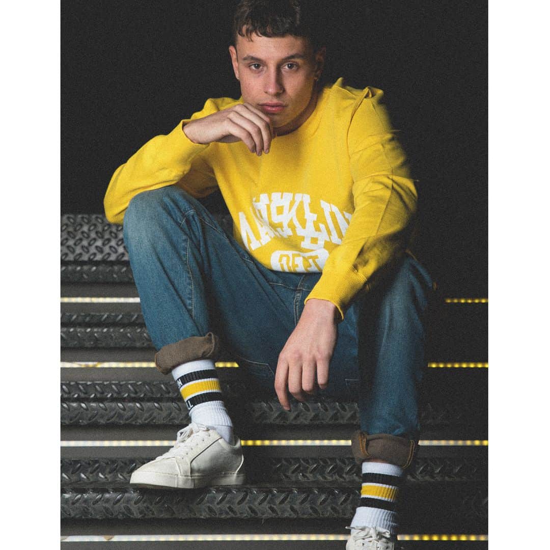のインスタグラム：「A style statement and a yellow sweatshirt for this super adaptable outfit!  #franklinandmarshall #fashion #fashionformen #outfit #outfitformen #ss19 #newseason #newcollection #sweatshirt #style #cool #colour #attitude #details #adaptable」