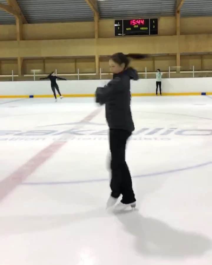 ラウラ・レピストのインスタグラム：「Hoi luisteluväki, nähdäänkö ens viikolla!!🤩❤️⛸ Oon mukana 29.-30.3. @iskateriedell ’n ja @luckyskateofficial ’n perinteisillä asiantuntijapäivillä. Varmaan osa on jo huomannutkin, että Riedelliltä on juuri tullut 2 täysin uudenlaista mallia markkinoille. Oon itse ollut niitä mukana kehittämässä, joten saadaan kotikenttäetuna ne sovitettavaksi ensimmäisten joukossa tänne Suomeen!🇫🇮😍👌🏼 Mukana Minnesotasta Clint Riegelman sekä Itävallasta Christine Bertolasi, joten nyt on hyvä mahdollisuus tulla esittämään kaikki luistinkysymykset maan ja taivaan väliltä ja testailemaan luistimia. Tai sit ihan vaan moikkaamaan ja turisemaan asian vierestä...😜 Lauantaina myös fysioterapeutti Jari Malinen tekemässä jalka-analyysejä. Käyttäkää hyödyksi, nähdään ens viikolla Lucky Skatessa Töölössä!👋🏼 #luckyskate #iskateriedell #Elara #Vega #FittingDays」