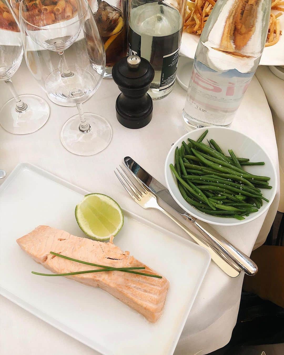 Bianca Ingrossoさんのインスタグラム写真 - (Bianca IngrossoInstagram)「Salmon & greens 😋 A classic fave 👌🏻 What’s your favorite dish?」3月19日 2時09分 - biancaingrosso