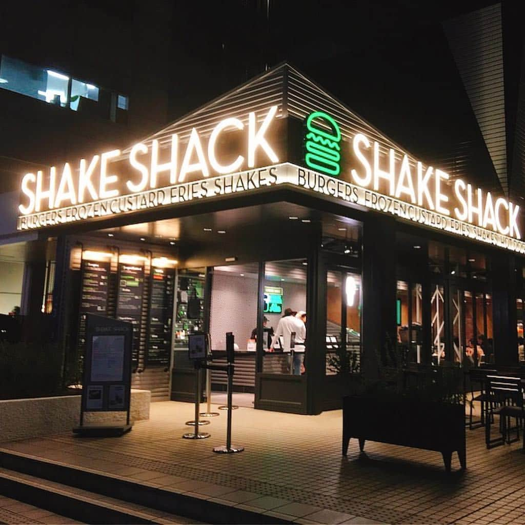 JULIANさんのインスタグラム写真 - (JULIANInstagram)「【SHAKE SNACK】 友達の @taito_hashimoto と六本木でシェイク飲みながら イケてるメンズトーク☆ #shakeshack #シェイクシャック  #シェイク #期間限定 #さくら #六本木 #roppongi #港区 #六本木カフェ #東京カフェ  #東京カフェ巡り#東京カフェ部  #カフェ男子 #カフェ女子  #カフェ部 #カフェ活  #カフェ  #cafe #shake  #カフェ巡り #カフェ好き #カフェスタグラム  #カフェ巡り好きな人と繋がりたい  #カフェ好きな人と繋がりたい  #スイーツ #デザート #スイーツ好きな人と繋がりたい  #インスタグラマー #インフルエンサー #インスタ映え ✟☻✟☻✟☻✟☻✟☻✟☻✟☻✟」3月19日 2時10分 - julian_official_jp