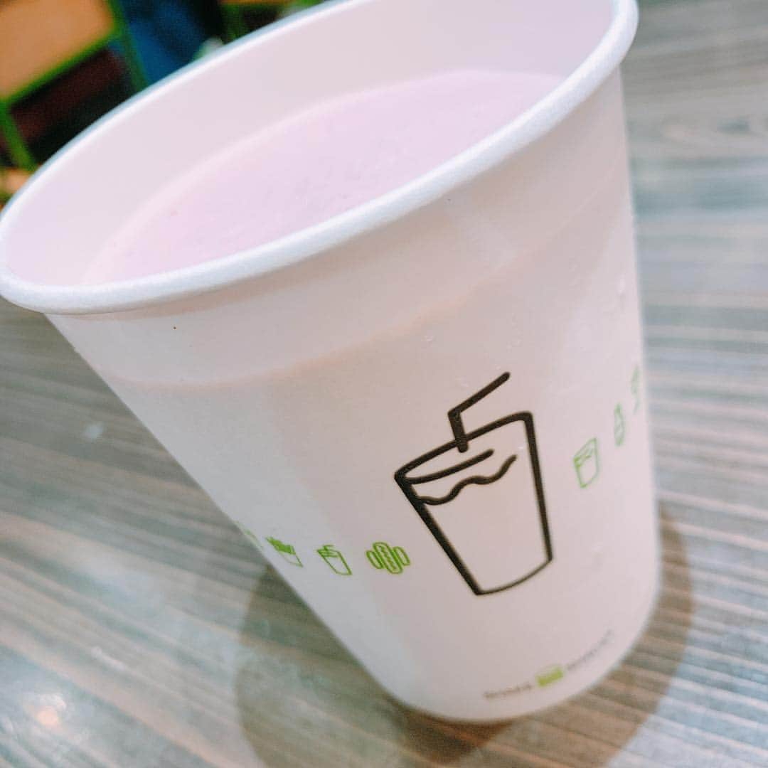 JULIANさんのインスタグラム写真 - (JULIANInstagram)「【SHAKE SNACK】 友達の @taito_hashimoto と六本木でシェイク飲みながら イケてるメンズトーク☆ #shakeshack #シェイクシャック  #シェイク #期間限定 #さくら #六本木 #roppongi #港区 #六本木カフェ #東京カフェ  #東京カフェ巡り#東京カフェ部  #カフェ男子 #カフェ女子  #カフェ部 #カフェ活  #カフェ  #cafe #shake  #カフェ巡り #カフェ好き #カフェスタグラム  #カフェ巡り好きな人と繋がりたい  #カフェ好きな人と繋がりたい  #スイーツ #デザート #スイーツ好きな人と繋がりたい  #インスタグラマー #インフルエンサー #インスタ映え ✟☻✟☻✟☻✟☻✟☻✟☻✟☻✟」3月19日 2時10分 - julian_official_jp