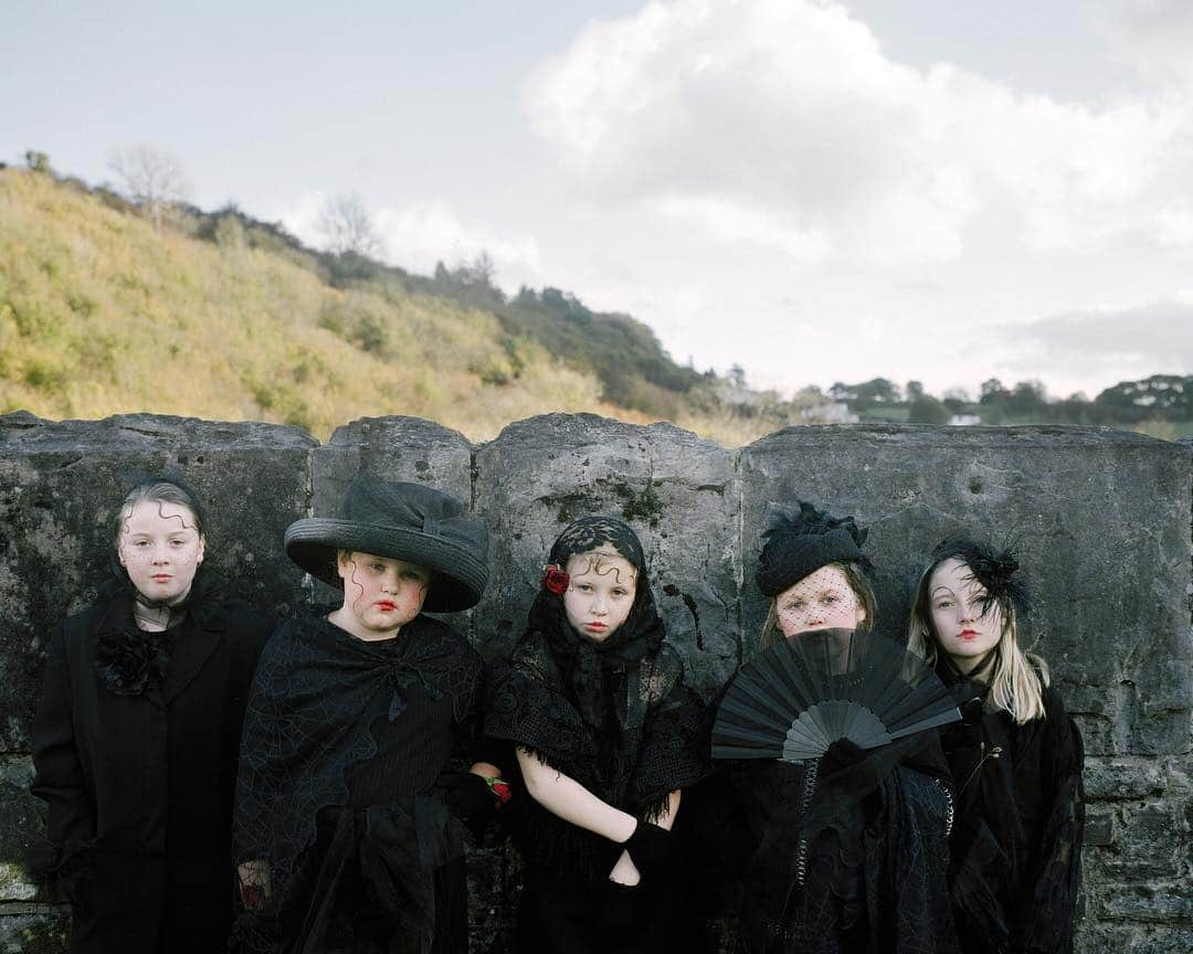 AnOther Magazineさんのインスタグラム写真 - (AnOther MagazineInstagram)「Welsh mini goths 🦇⁣⠀ ⁣⠀ 📷 is by Clémentine Schneidermann and Charlotte James, part of It’s Called Ffasiwn at @martinparrfdn, opening March 27」3月19日 2時11分 - anothermagazine