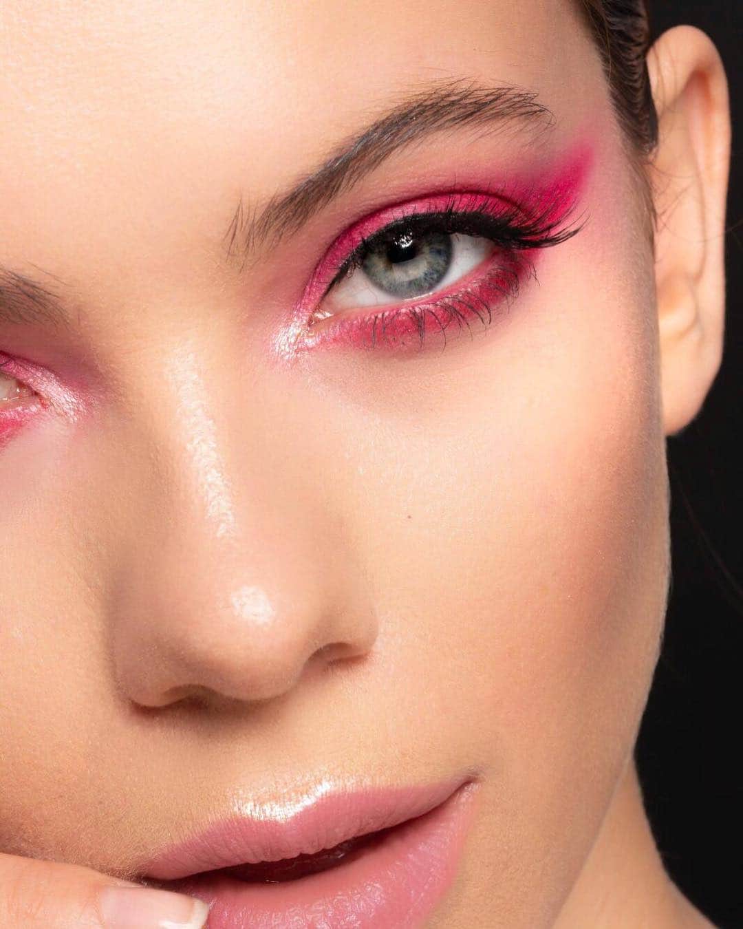 M·A·C Cosmetics Deutschlandさんのインスタグラム写真 - (M·A·C Cosmetics DeutschlandInstagram)「Ein bisschen Pink geht immer! 💕 Auf dem Profil von MAC Senior Artist @angelo.rauseo findet ihr viele weitere Inspirationen für Euren perfekten Look! 💋🌸」3月19日 2時24分 - maccosmeticsgermany