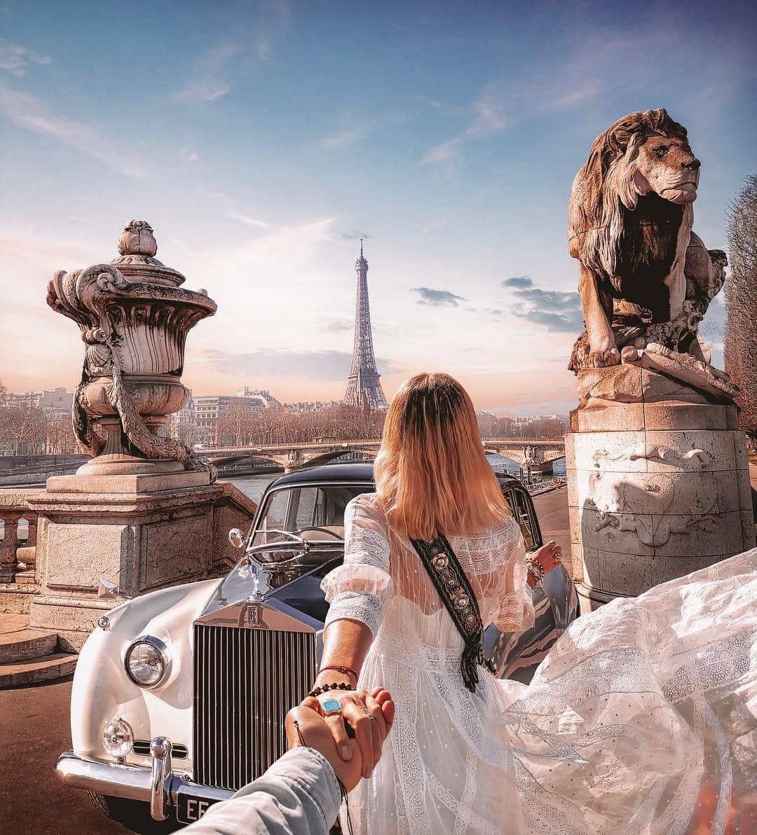 Murad Osmannのインスタグラム：「#Followmeto Paris with @natalyosmann. No matter how many times we come to Paris, it opens itself up again and again from different sides and never leaves us indifferent. The city of contrasts, delicate taste and love mood. Do you like Paris?  #HonorView20 ❍❍❍❍❍❍❍❍❍❍ #Следуйзамной в Париж. Сколько бы раз мы не приезжали в Париж, он открывается нам заново и никогда не оставляет равнодушным. Город контрастов, тонкого вкуса и всегда влюбленного настроения. А вы любите Париж? #Откройнеизведанное #honorview20」
